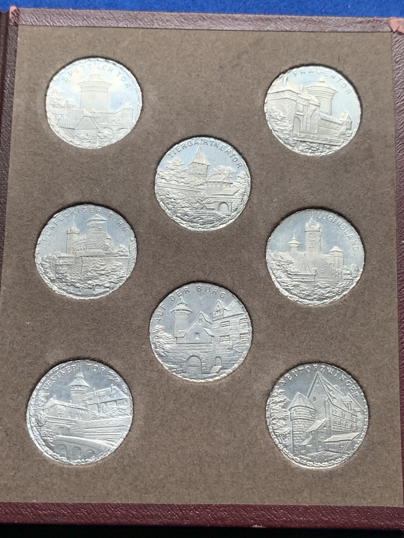 《竞宝斋》第190场-周日，周一 2场 (全场包邮) 德国紧急状态纽伦堡电车代用币大全套1921年德国纽伦堡有轨电车代用币大全套，45枚八角20芬妮铝币，城市景观，历史人物，翻页原皮盒装，完美品相，非常少见，市场上同品相单枚评级币价值不菲。