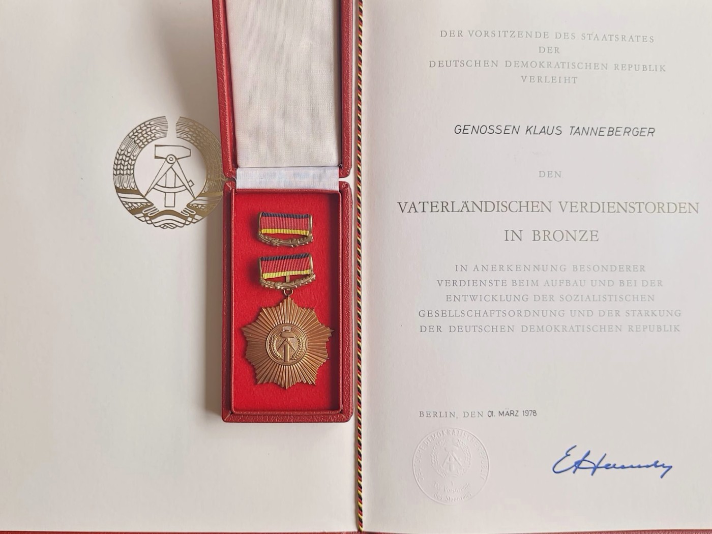 老威廉第四次麦稀奇拍卖 东德铜级煎蛋带盒带大证书，授予克劳斯·坦内博格同志，于1978年3月1号签发于柏林
