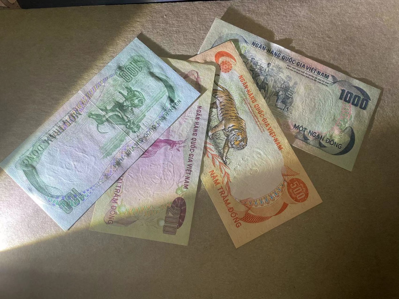 【Blue Auction】✨世界纸币精拍第360期【精】——Irish Free State 【一组4张】南越 1975年100-1000盾 除1000盾UNC-外其余全新UNC