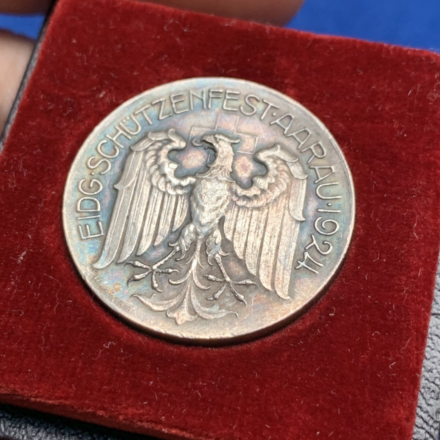 《竞宝斋》第190场-周日，周一 2场 (全场包邮) 瑞士阿尔高射击节银章 原盒少见品，七彩包浆，十分漂亮，值得拥有。评级品相。12.6克 26.8mm