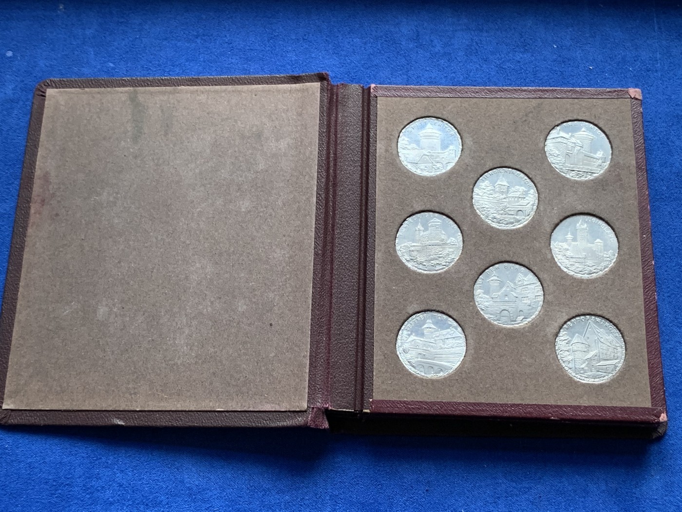 《竞宝斋》第190场-周日，周一 2场 (全场包邮) 德国紧急状态纽伦堡电车代用币大全套1921年德国纽伦堡有轨电车代用币大全套，45枚八角20芬妮铝币，城市景观，历史人物，翻页原皮盒装，完美品相，非常少见，市场上同品相单枚评级币价值不菲。