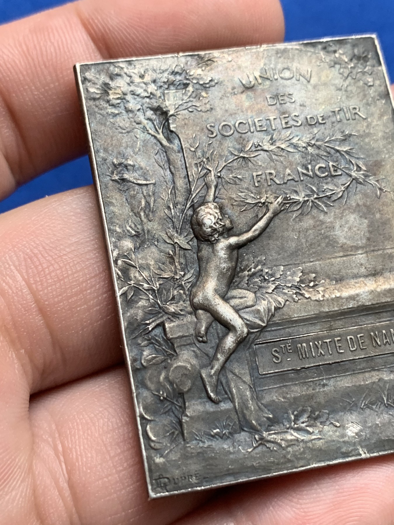 《竞宝斋》第190场-周日，周一 2场 (全场包邮) 法国射击联合协会经典艺术镀银铜章  规格：50*38mm 重量：36.885gr  边铭：丰饶角＋铜标 设计精巧 工艺精致