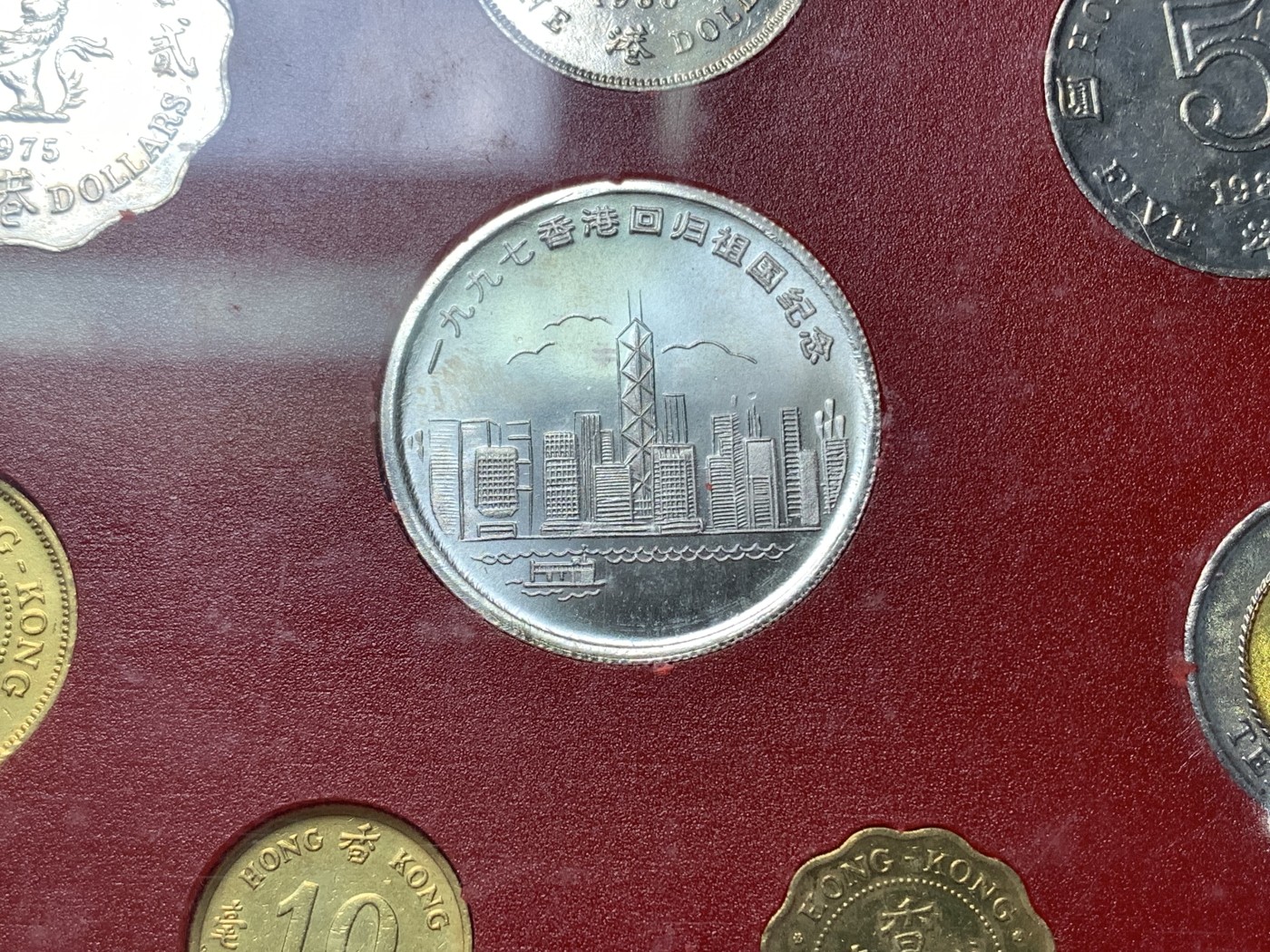 《竞宝斋》第190场-周日，周一 2场 (全场包邮) 中国纪念硬币4枚卡册 联合国成立50周年、第四次妇女大会、周恩来诞辰100周年1元及台湾朝天宫5元,香港1997年回归纪念英治流通币硬塑套装 朝天宫的册子不是康银阁的