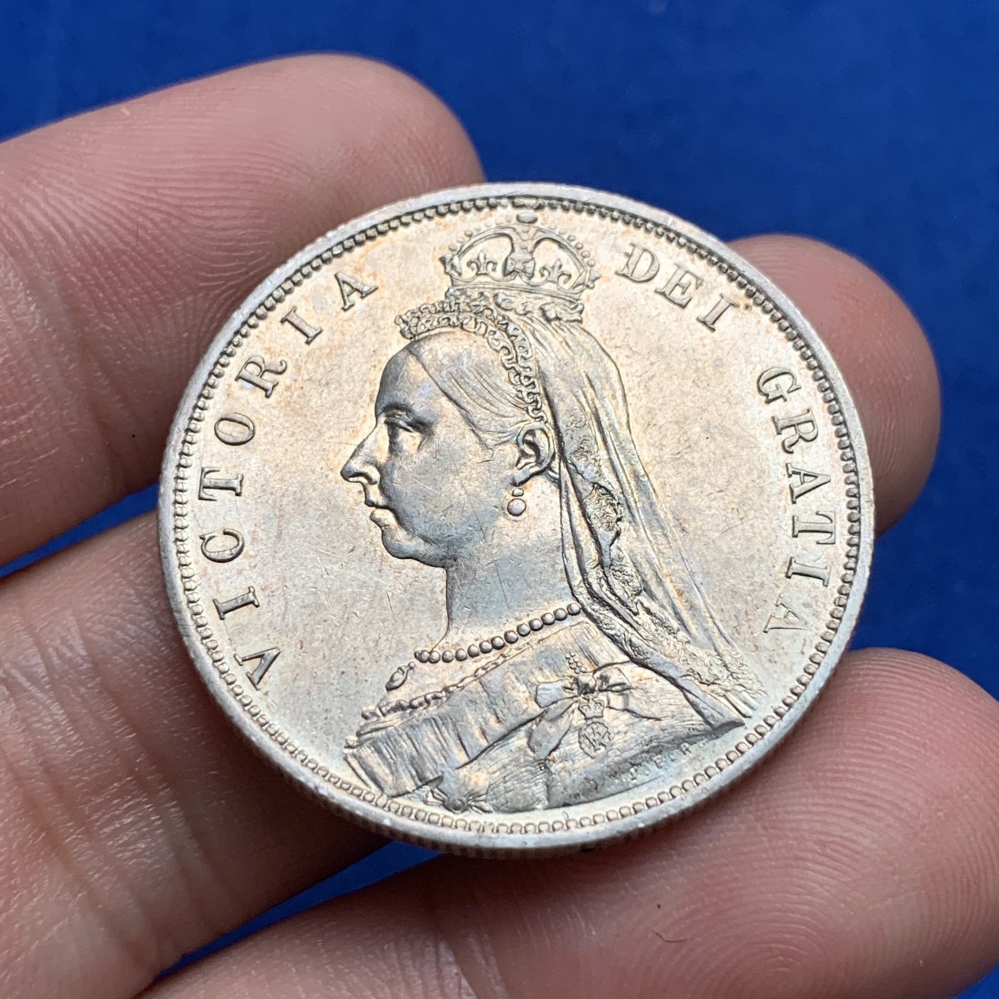 《竞宝斋》第190场-周日，周一 2场 (全场包邮) 英国1887年维多利亚高冠版半克朗银币 细节很到位