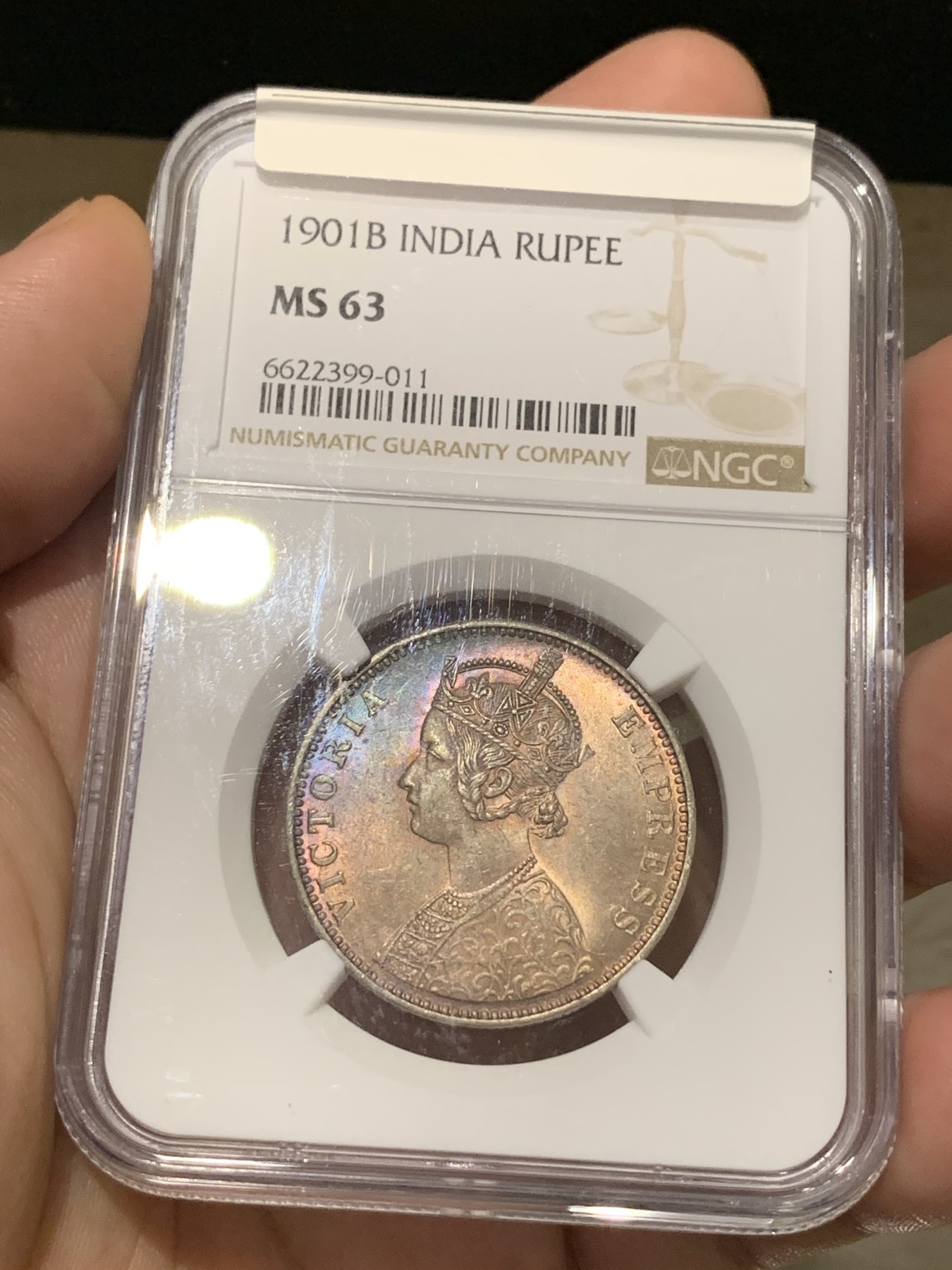 《竞宝斋》第190场-周日，周一 2场 (全场包邮) NGC MS63 高分 英属印度1901年维多利亚卢比银币 孔雀彩包浆超级漂亮