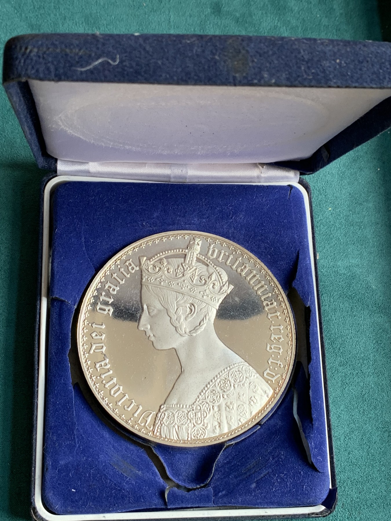 《竞宝斋》第190场-周日，周一 2场 (全场包邮) 哥特纪念银章 放大版的哥特克朗 重392克，86.9mm 厚9mm 巨大！