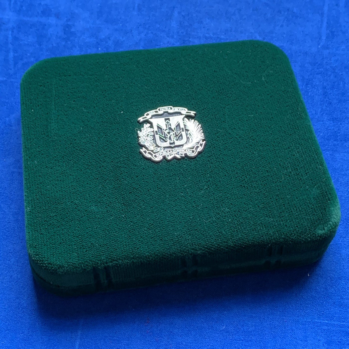 《竞宝斋》第190场-周日，周一 2场 (全场包邮) 多米尼加共和国1990年5盎司银币 155.5克 999银 纪念发现美洲500周年 附原盒