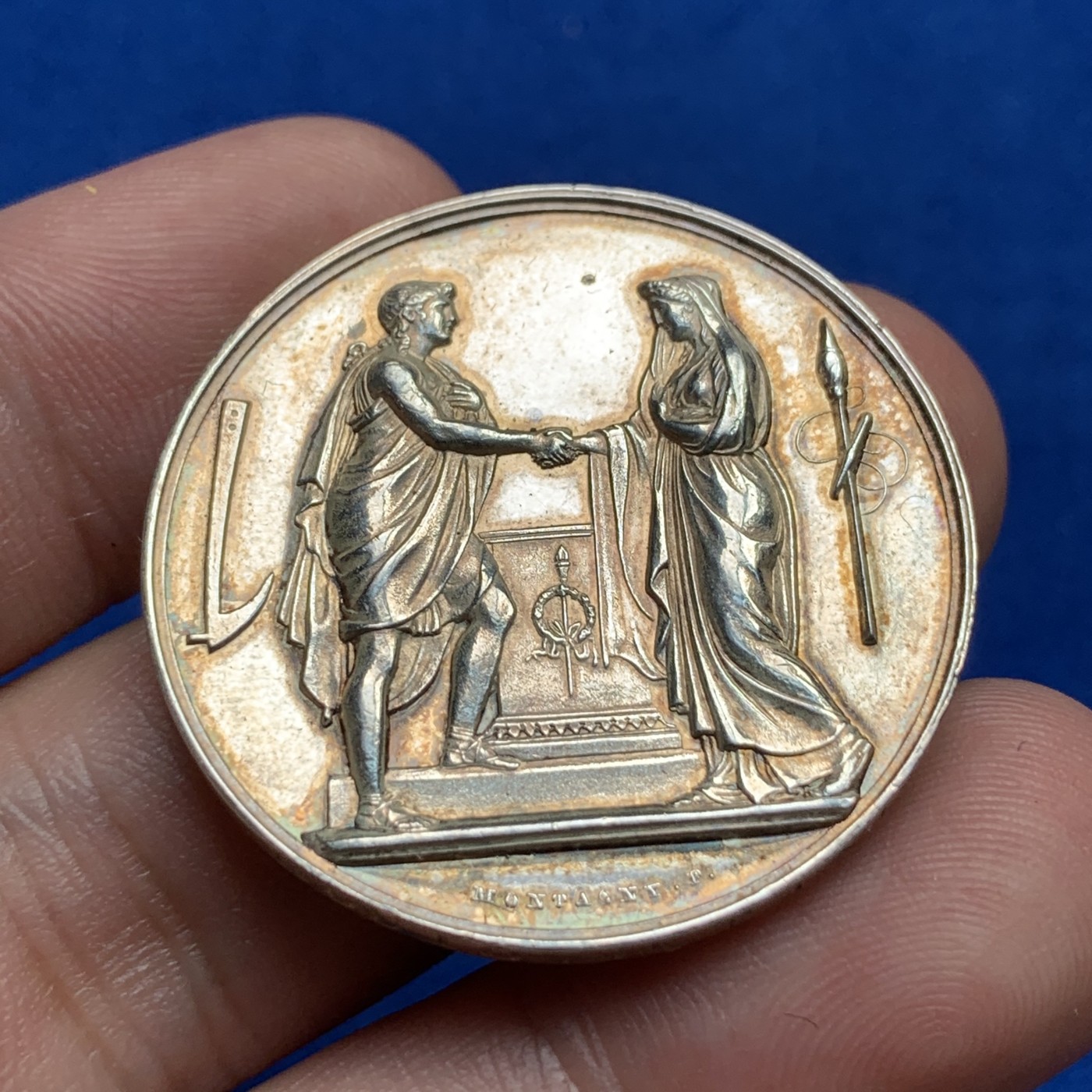 《竞宝斋》第190场-周日，周一 2场 (全场包邮) 法国1892年结婚纪念银章，34mm，17.7g，丰饶角边铭 背面花体刻字 边缘手工刻字 比较少见