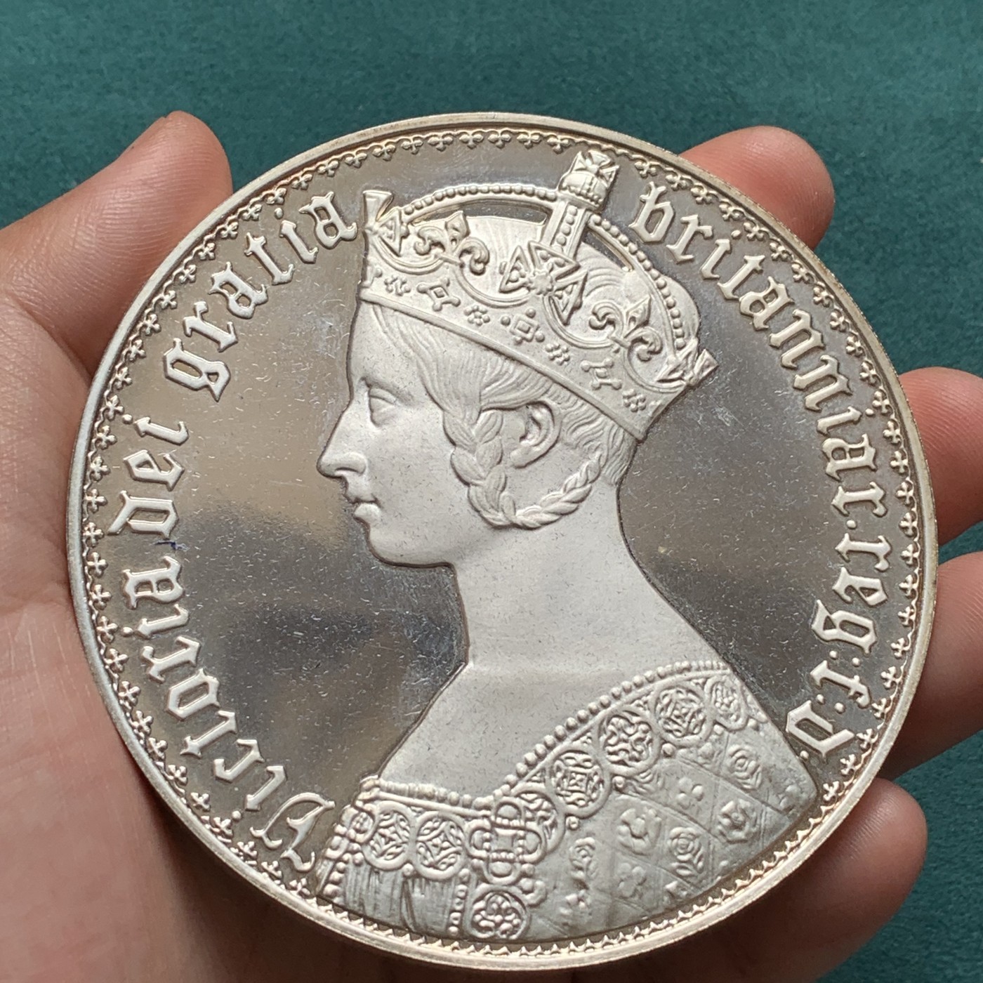 《竞宝斋》第190场-周日，周一 2场 (全场包邮) 哥特纪念银章 放大版的哥特克朗 重392克，86.9mm 厚9mm 巨大！