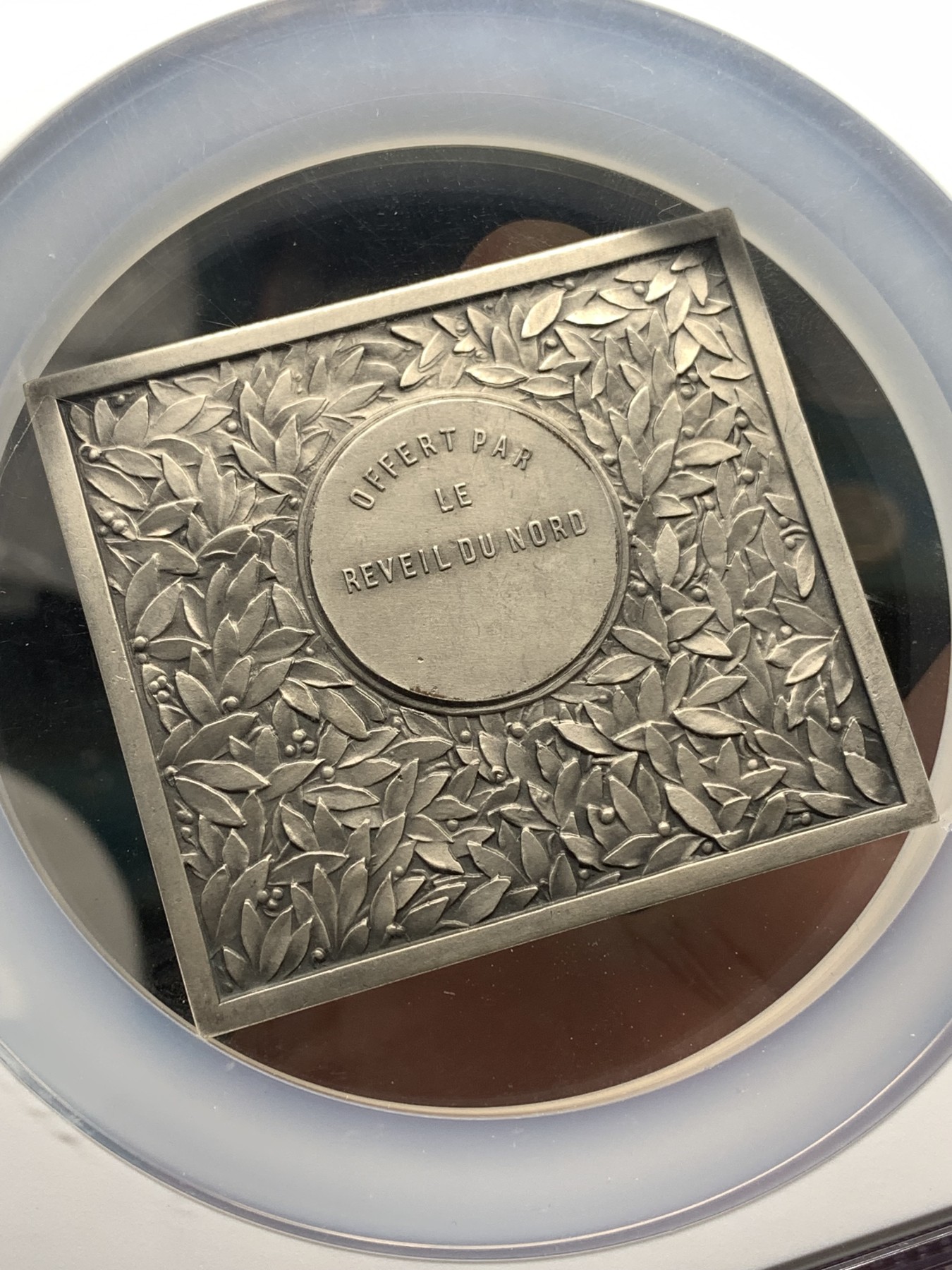 《竞宝斋》第190场-周日，周一 2场 (全场包邮) NGC-MS63 法国1930年代「诺尔晨报」装饰艺术大银章 首见 60X54MM 大规格 大盒封装