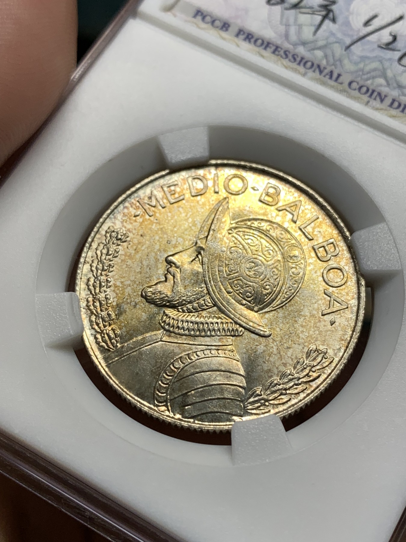 《竞宝斋》第190场-周日，周一 2场 (全场包邮) 巴拿马1962年半元银币1枚，黄油色包浆，骑士深邃的眼神注视着运河