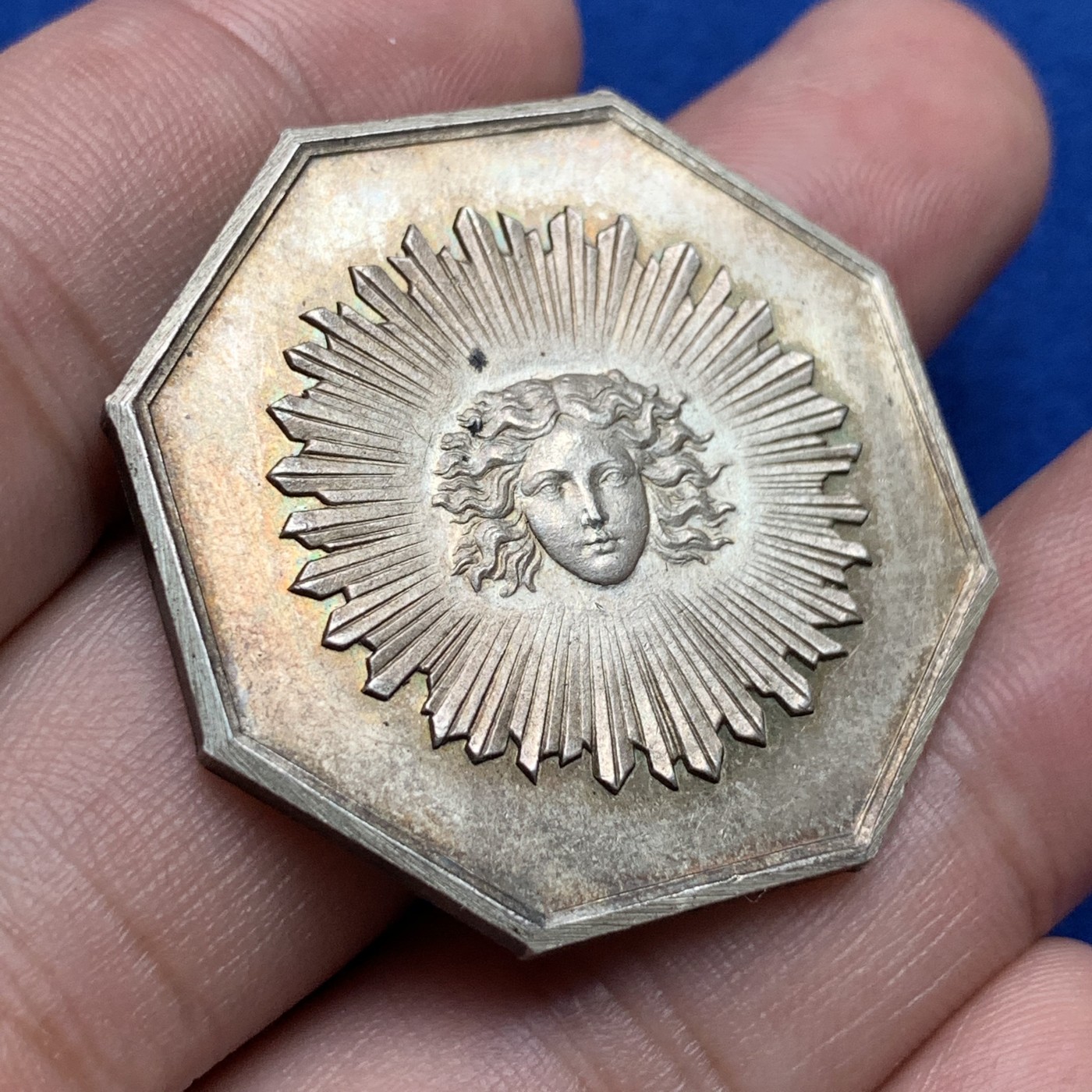 《竞宝斋》第190场-周日，周一 2场 (全场包邮) 法国太阳保险公司八角jeton代币，21.9g，37.3mm，丰饶角1银标，漂亮包浆 细节好 大规格