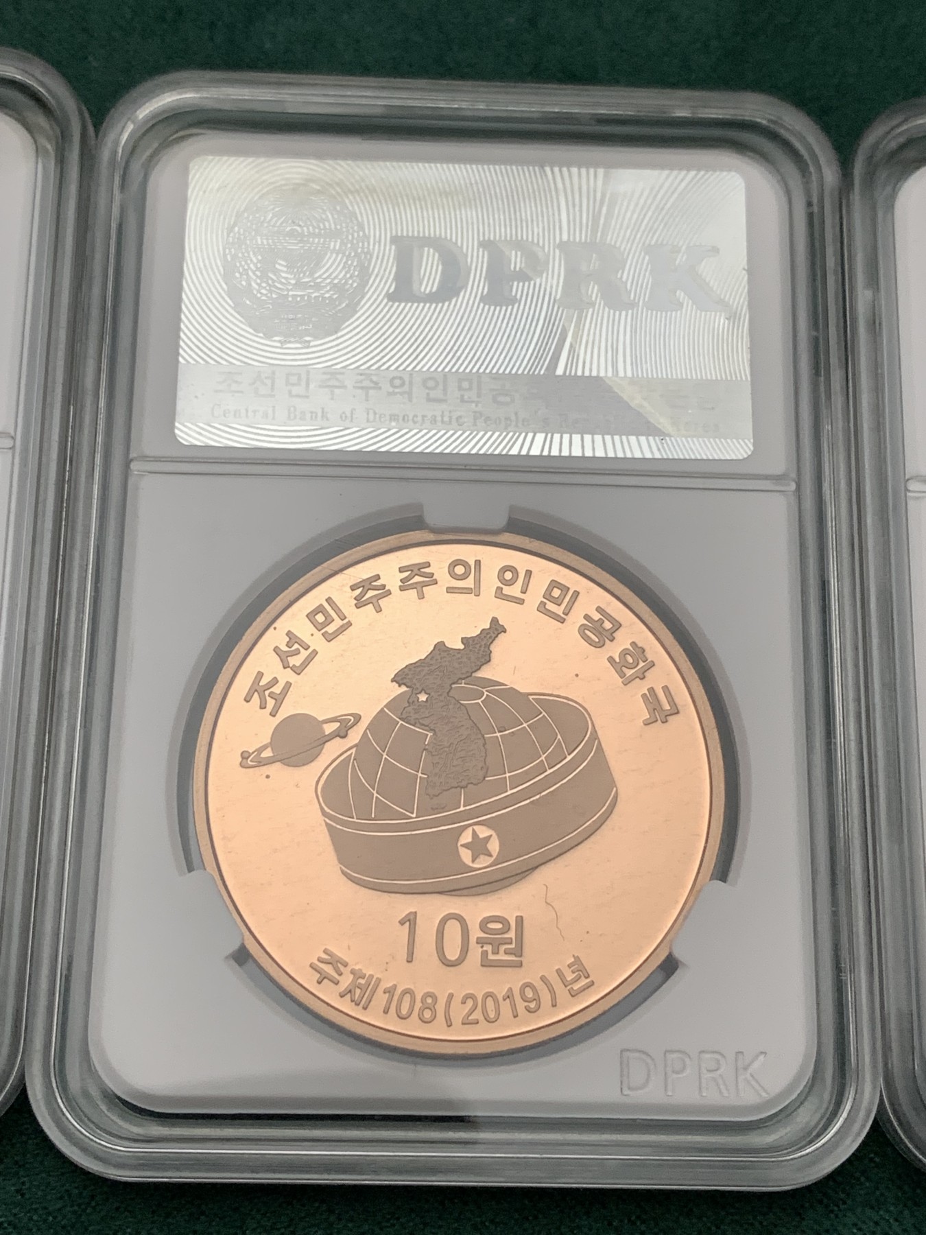 《竞宝斋》第190场-周日，周一 2场 (全场包邮) 3枚一组  2019年朝鲜发行周总理和邓爷爷纪念币，朝鲜国徽图案，紫铜币，朝鲜国原盒封装.