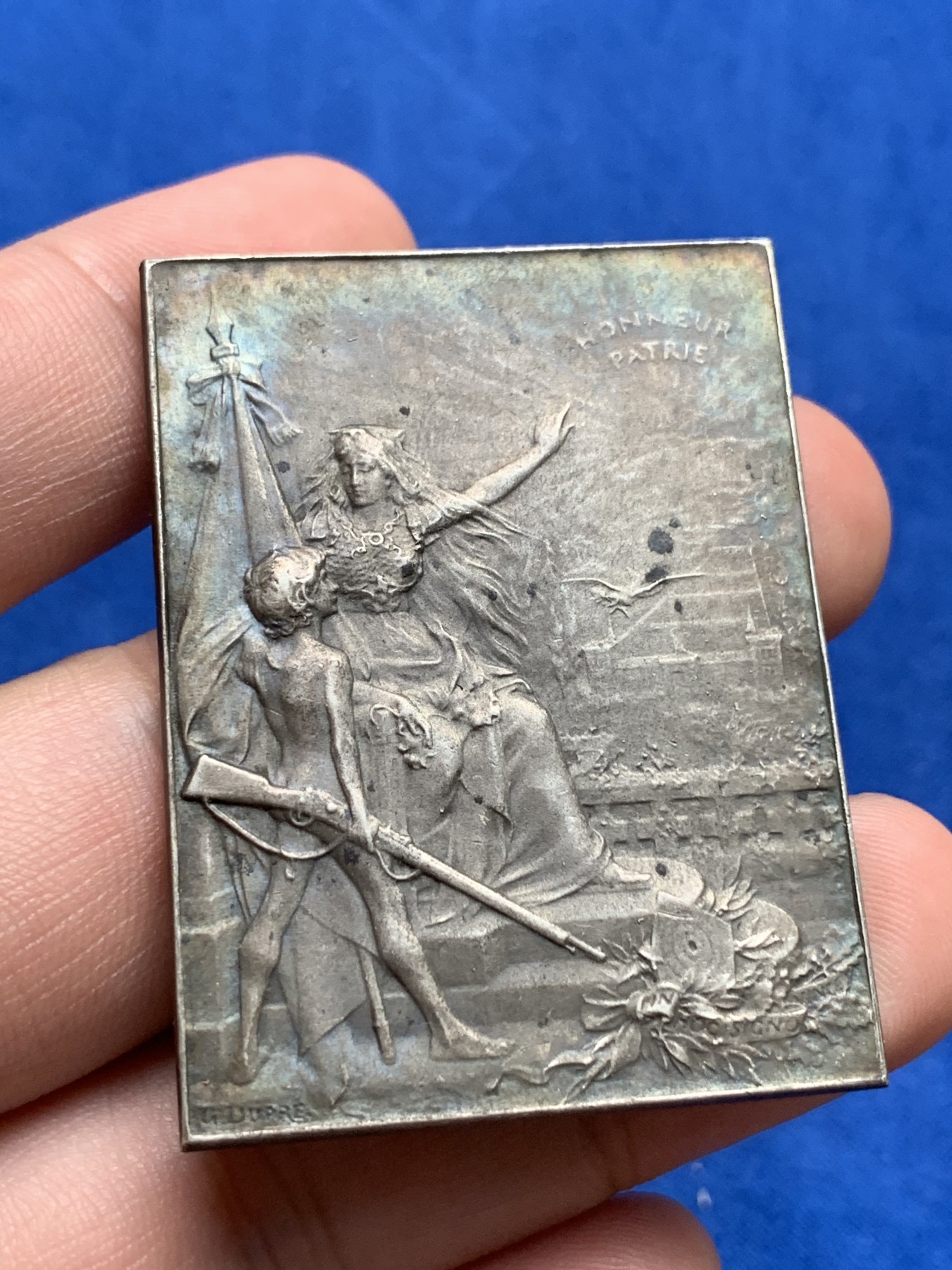 《竞宝斋》第190场-周日，周一 2场 (全场包邮) 法国射击联合协会经典艺术镀银铜章  规格：50*38mm 重量：36.885gr  边铭：丰饶角＋铜标 设计精巧 工艺精致