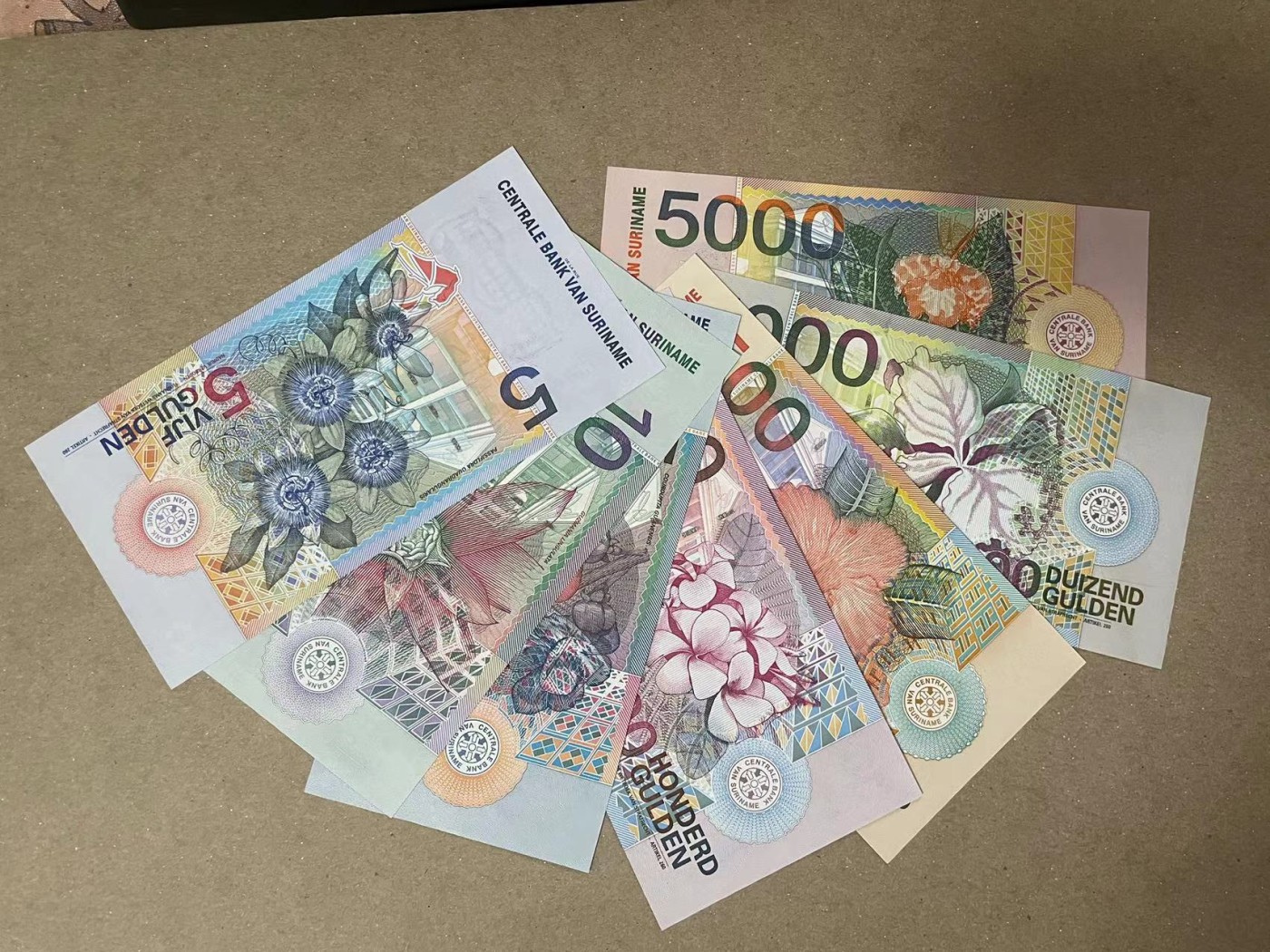 【Blue Auction】✨世界纸币精拍第360期【精】——Irish Free State 【一组7张】苏里南 2000年 5-5000盾 花鸟版 全新UNC （5000盾UNC-有个小角折）