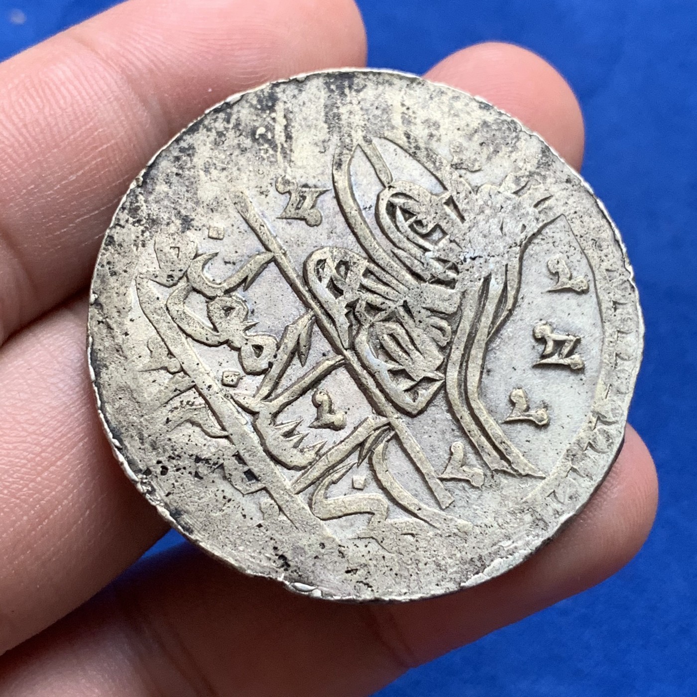 《竞宝斋》第190场-周日，周一 2场 (全场包邮) AH1203//15年土耳其奥斯曼帝国塞利姆三世Yuzluk=2.5库鲁什大银币 44毫米超过30克 文字和侧边锋利包浆均匀 几乎无流通痕迹 30.6g