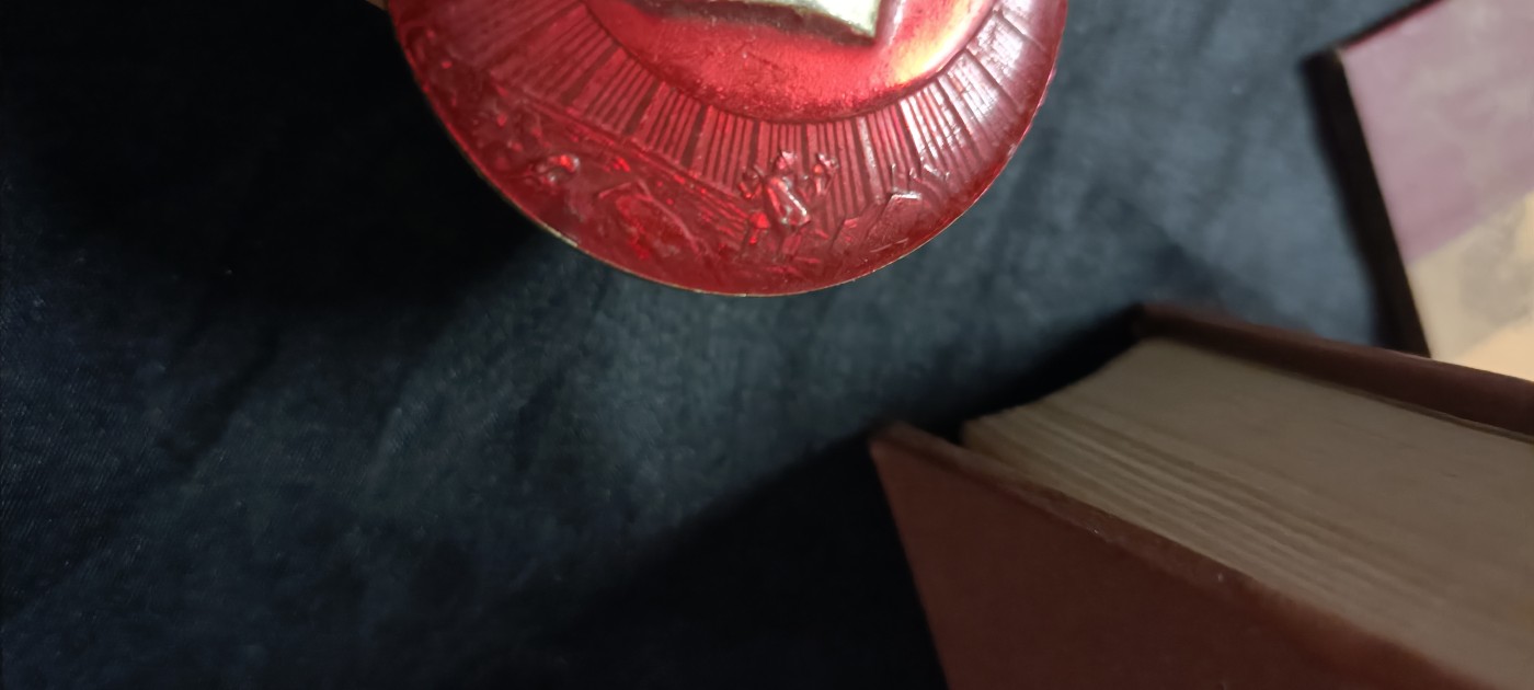 全场0起0押金！50个拍品随便拍 毛主席像章，守卫边疆人物题材