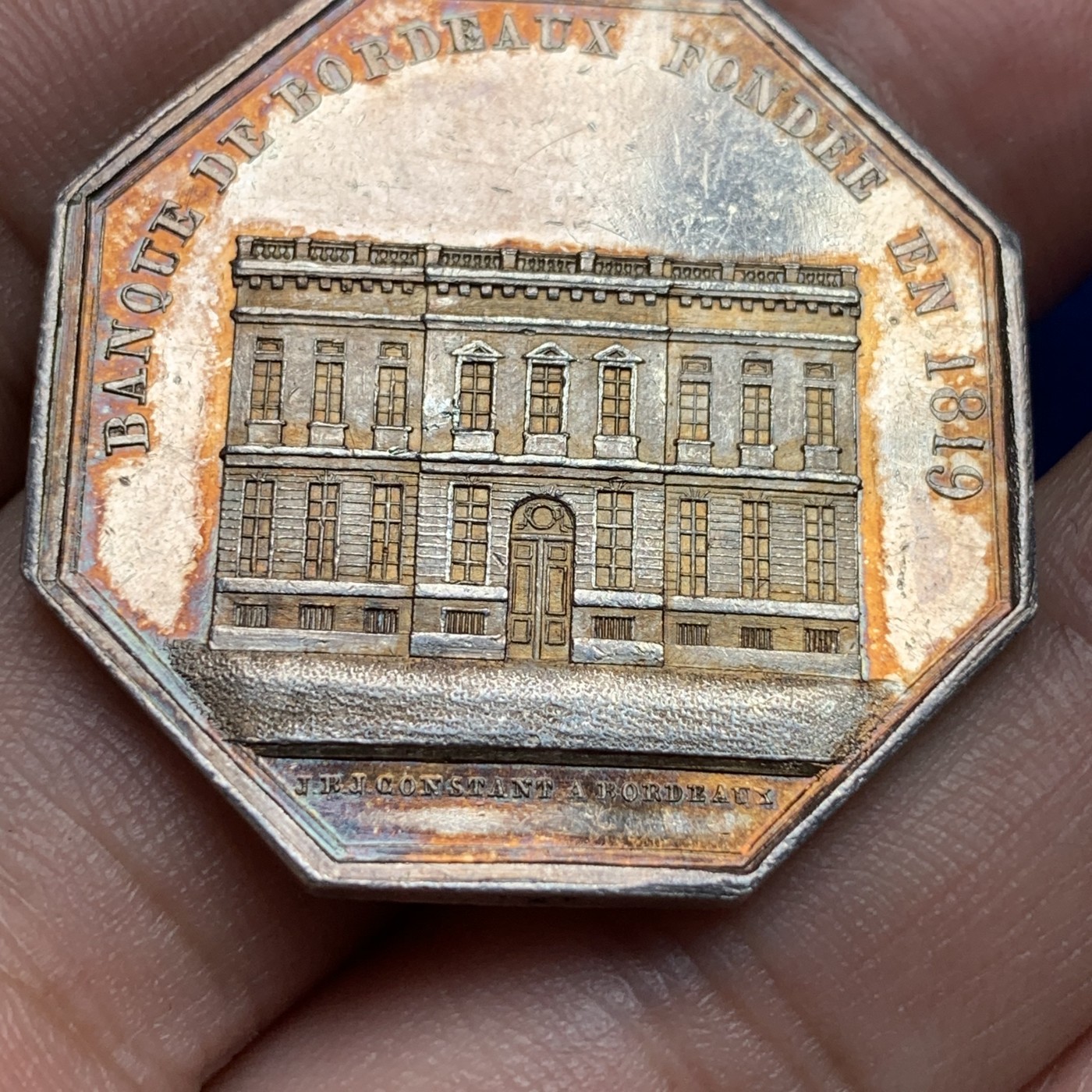 《竞宝斋》第190场-周日，周一 2场 (全场包邮) 法国八角银质代币，波尔多银行，19.27g，34.8mm，神灯边铭（1832-1841），金黄包浆 PL底板