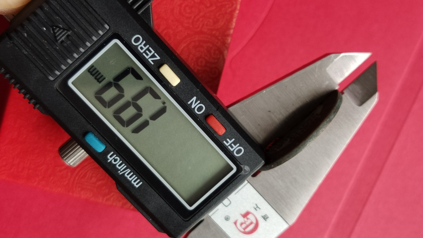 裸币专场 乾隆通宝 小眼孔  背宝源 ，直径26+  厚1.9+