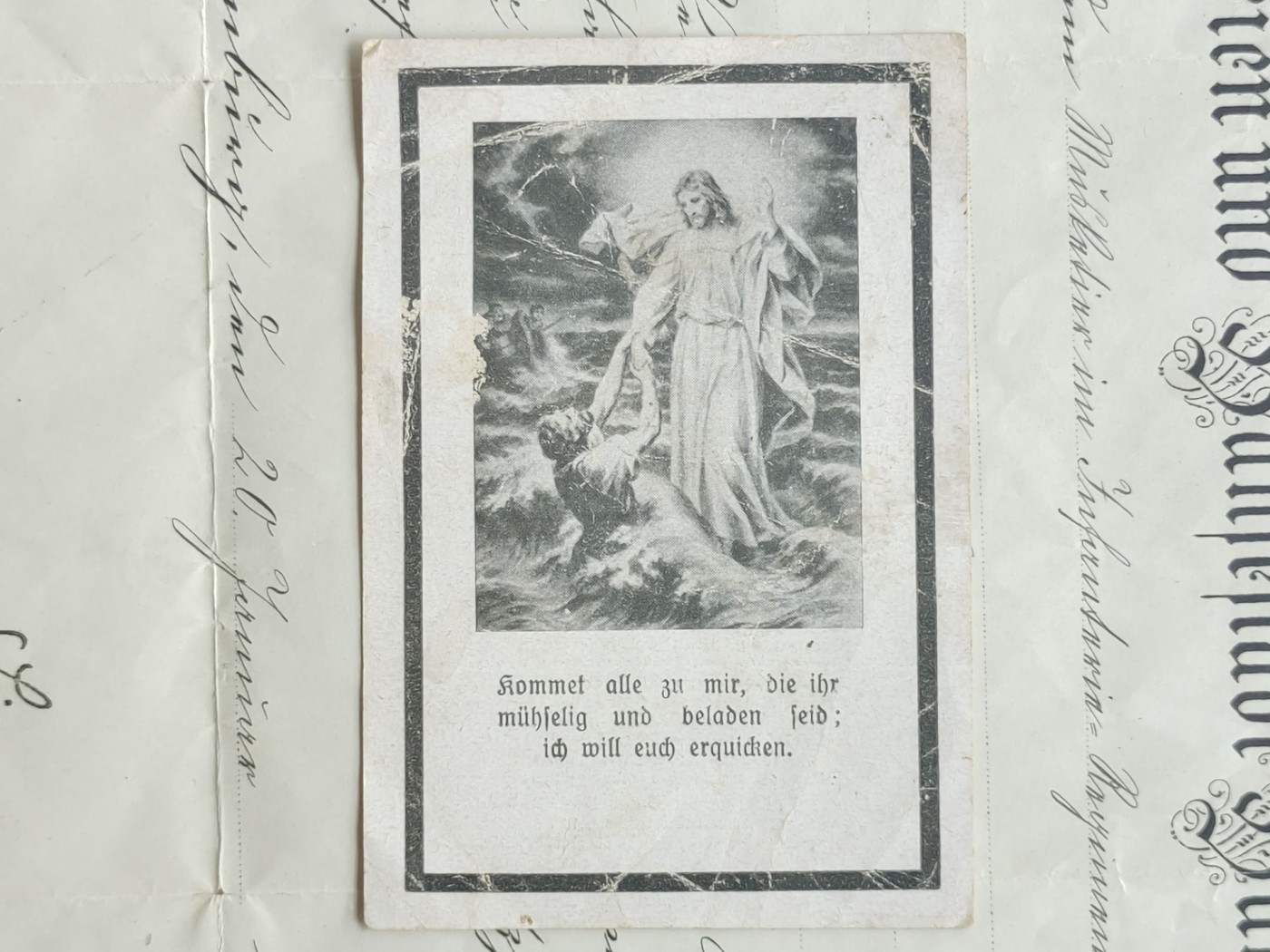 老威廉第四次麦稀奇拍卖 德三阵亡纪念卡 掷弹兵托尼·坦茨伯格 (Toni Tanzberger)，1943年12月19日于东线斯努门卡的防御战中受重伤。12月21日离世，年仅19岁。