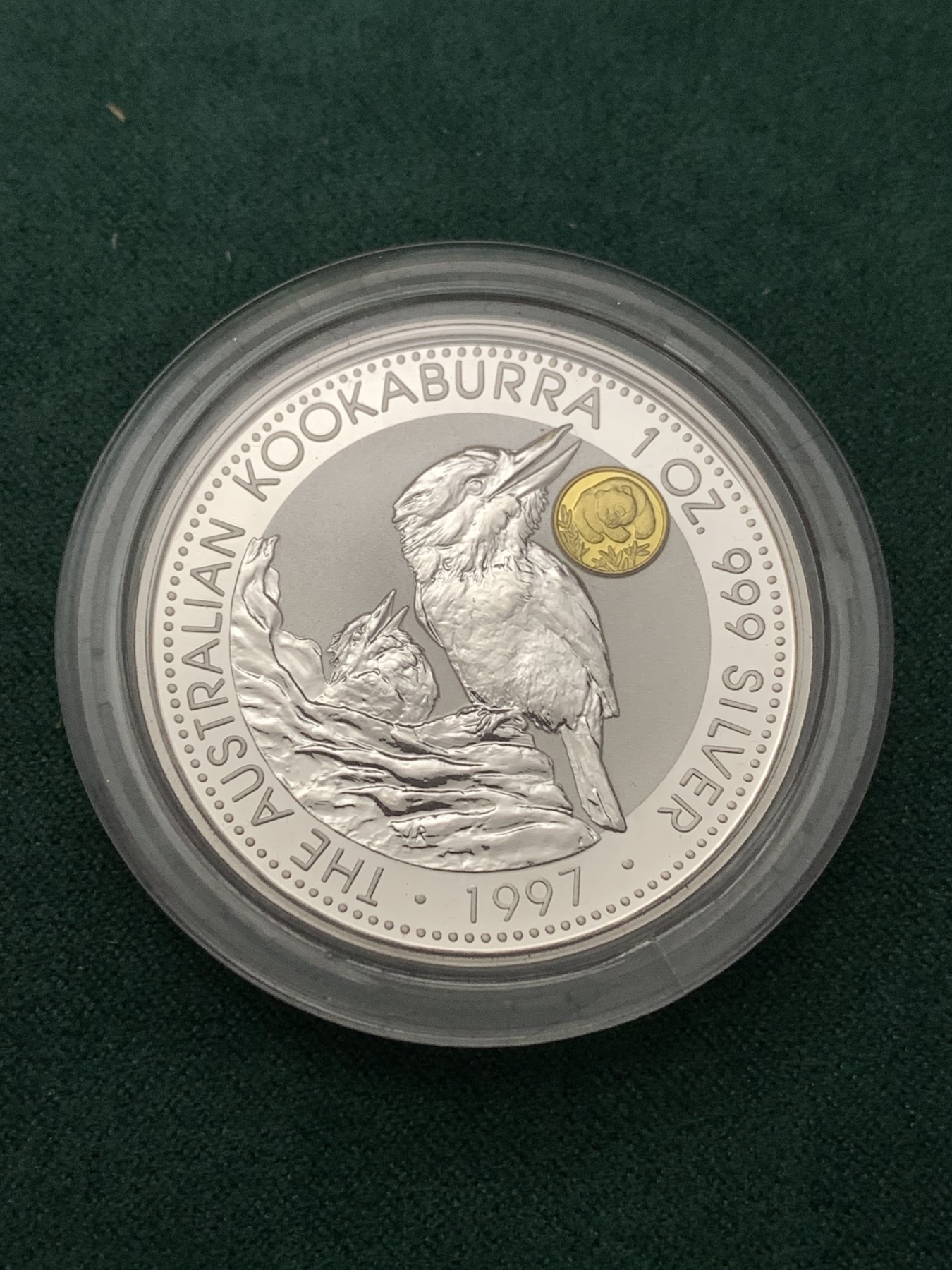 《竞宝斋》第190场-周日，周一 2场 (全场包邮) 澳大利亚 1997年 笑翠鸟 熊猫镶嵌银币 含纯银1盎司999银，金猫重0.5克黄金 （未查到确切资料）发行1.5万枚，为上海国际钱币展而发行 原盒带证书