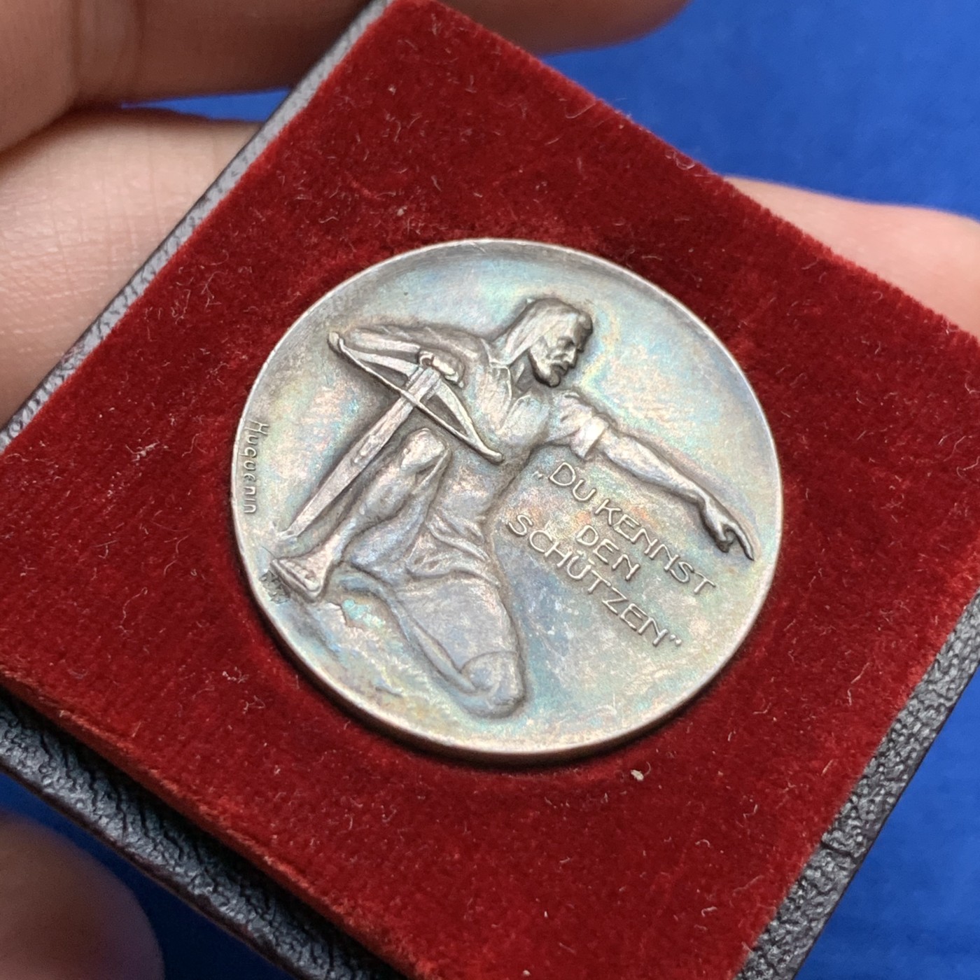 《竞宝斋》第190场-周日，周一 2场 (全场包邮) 瑞士阿尔高射击节银章 原盒少见品，七彩包浆，十分漂亮，值得拥有。评级品相。12.6克 26.8mm