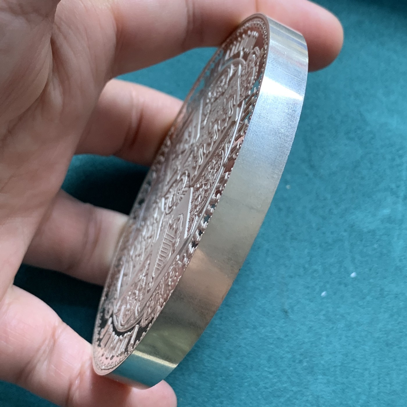 《竞宝斋》第190场-周日，周一 2场 (全场包邮) 哥特纪念银章 放大版的哥特克朗 重392克，86.9mm 厚9mm 巨大！