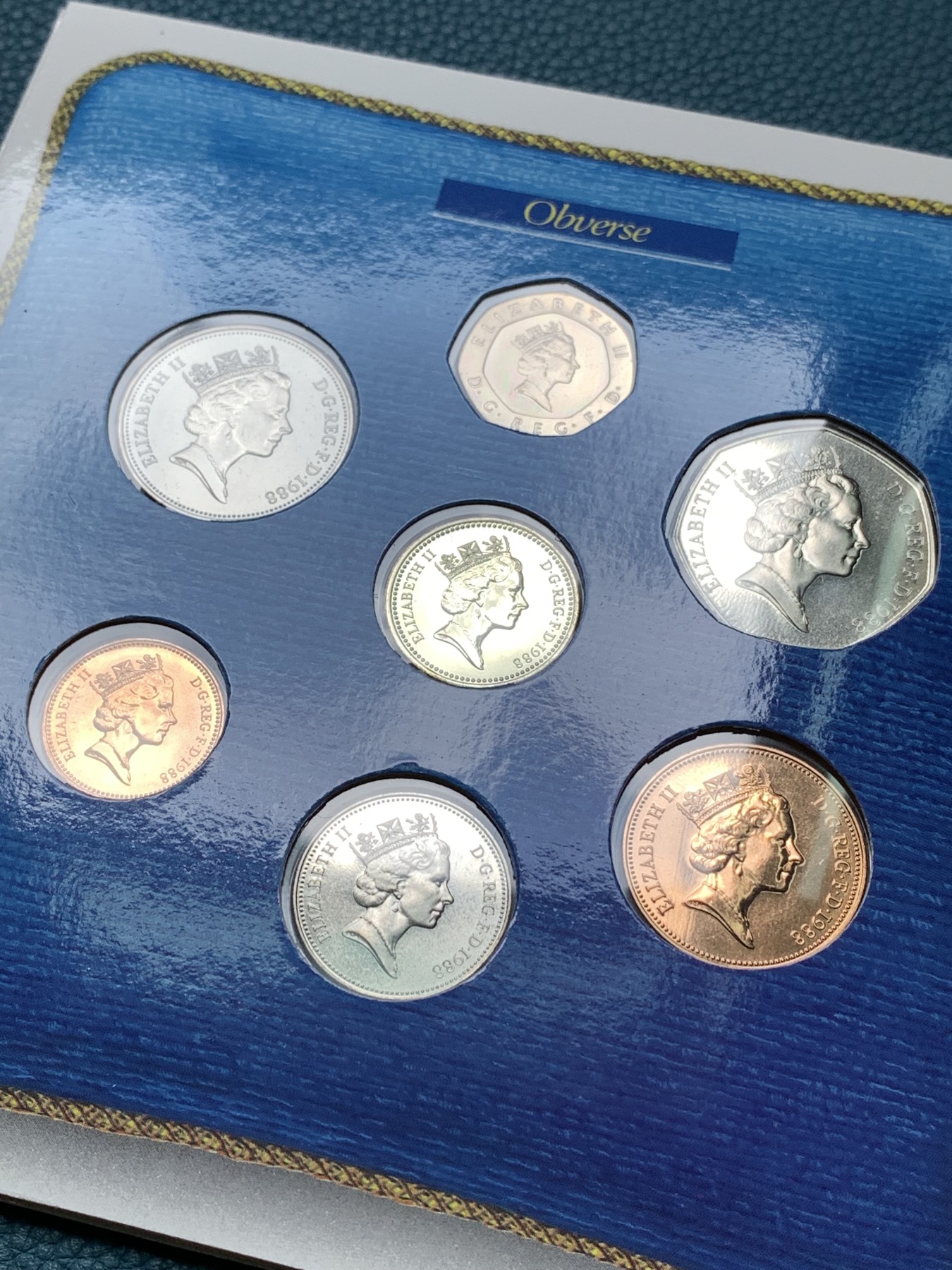 《竞宝斋》第190场-周日，周一 2场 (全场包邮) 英国1985、1987、1988年流通硬币7枚硬塑套装及卡册三本，各带不同版本1英镑