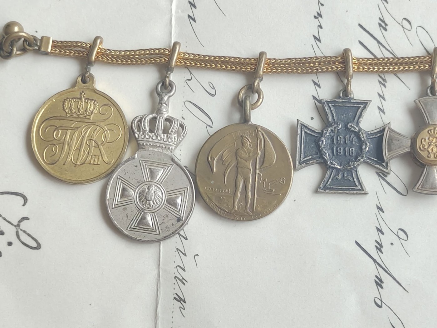 老威廉第四次麦稀奇拍卖 德国迷你链子，内含红鹰奖章、德国海军协会奖章、无剑兴登堡、西里西亚二级雄鹰、四级普冠、波罗的海十字、普鲁士1900年荣誉十字、普鲁士二级荣誉。非常好的一条长迷你链