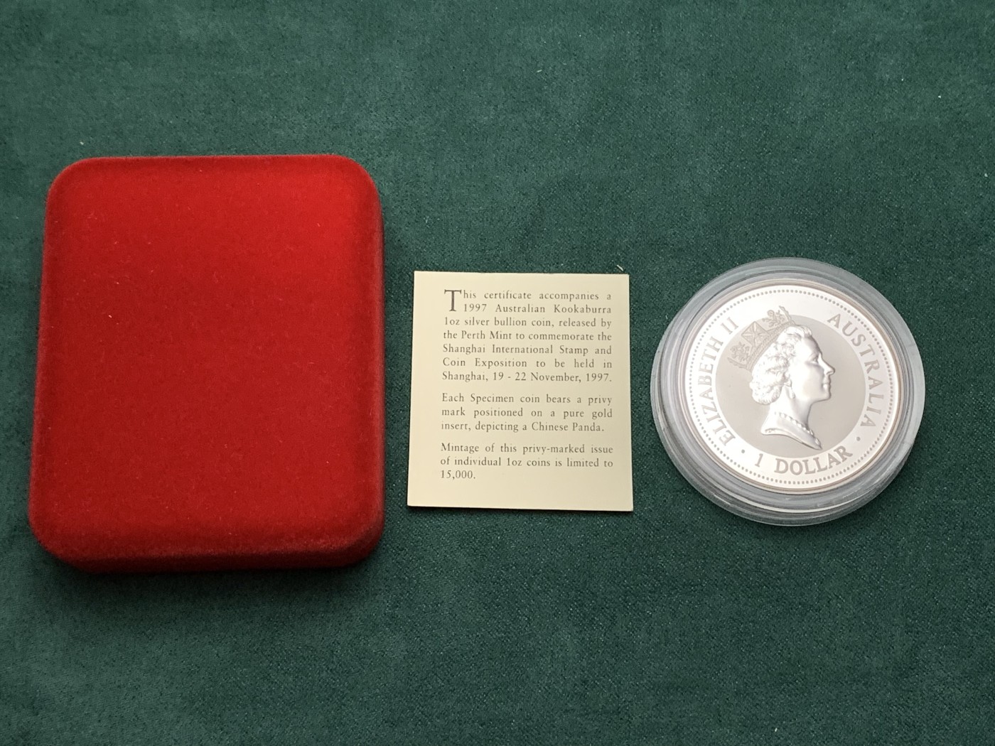 《竞宝斋》第190场-周日，周一 2场 (全场包邮) 澳大利亚 1997年 笑翠鸟 熊猫镶嵌银币 含纯银1盎司999银，金猫重0.5克黄金 （未查到确切资料）发行1.5万枚，为上海国际钱币展而发行 原盒带证书