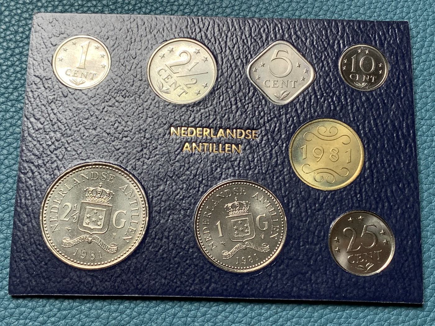 《竞宝斋》第190场-周日，周一 2场 (全场包邮) 荷属安地列斯1981年流通硬币7枚套旧版大型少见、1992和1997年流通硬币7枚套FDC品共三本