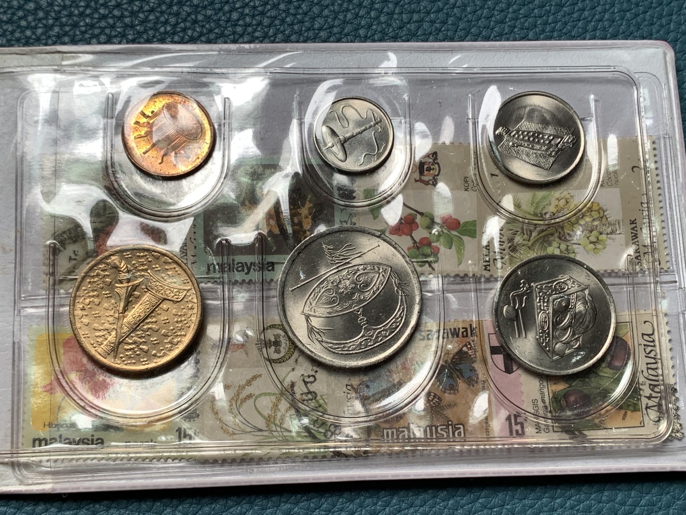 《竞宝斋》第190场-周日，周一 2场 (全场包邮) 新加坡1989年流通硬币6枚套蛇年生肖纪念卡册、新加坡马来西亚邮币册、马来亚和英属婆罗洲UNC品硬币4枚