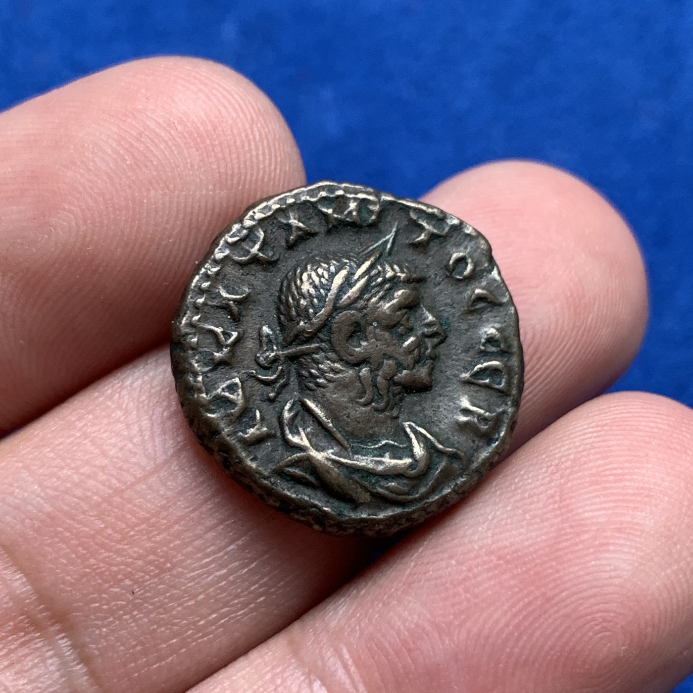 《竞宝斋》第190场-周日，周一 2场 (全场包邮) 古罗马银币 7.6g 正反打制的非常好 币胚很厚 后期含银量越来越低 看着有点像铜币了