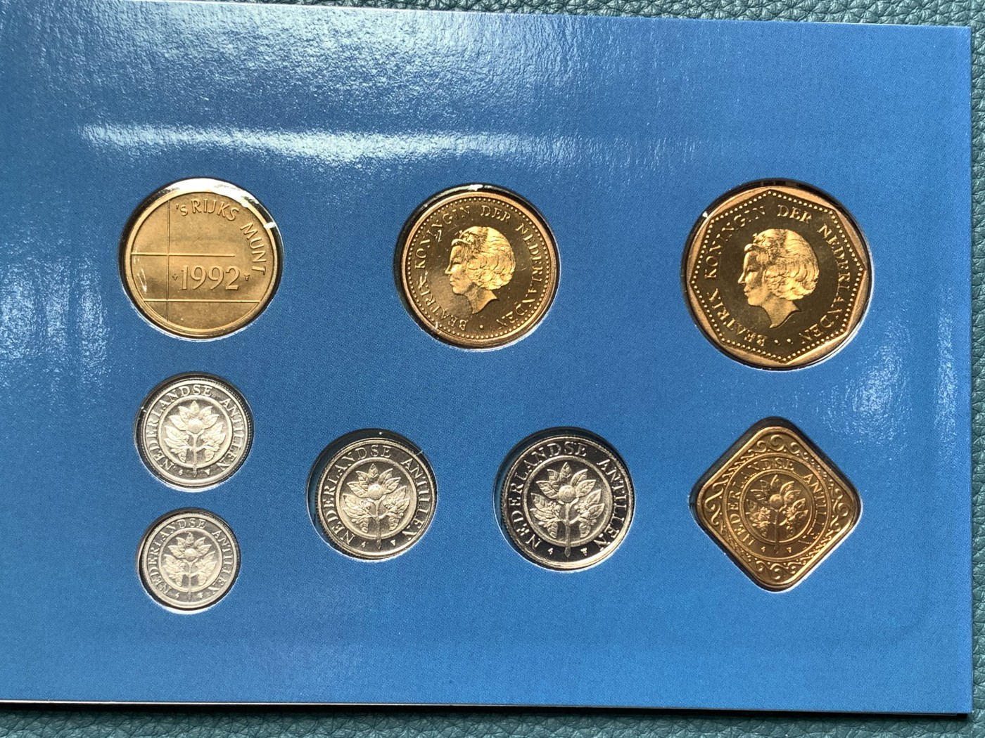 《竞宝斋》第190场-周日，周一 2场 (全场包邮) 荷属安地列斯1981年流通硬币7枚套旧版大型少见、1992和1997年流通硬币7枚套FDC品共三本