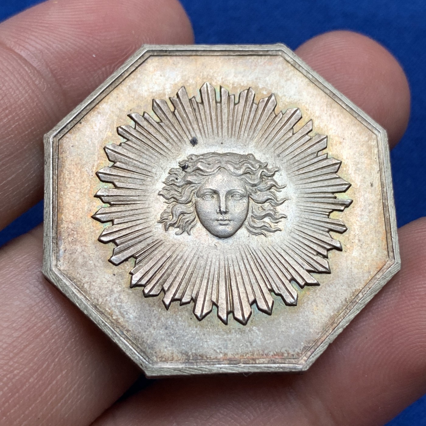 《竞宝斋》第190场-周日，周一 2场 (全场包邮) 法国太阳保险公司八角jeton代币，21.9g，37.3mm，丰饶角1银标，漂亮包浆 细节好 大规格