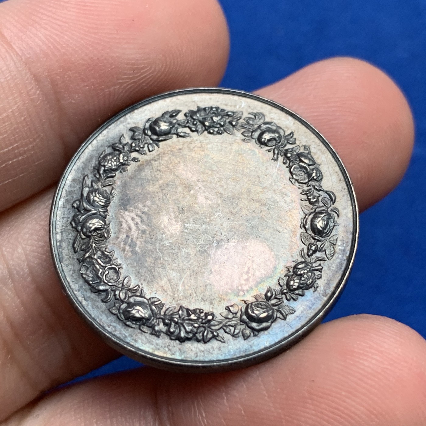 《竞宝斋》第190场-周日，周一 2场 (全场包邮) 法国 1845-1860年 银质婚章 11.9克 29mm 丰饶角边铭银标 均匀的黑色包浆 非常好的状态