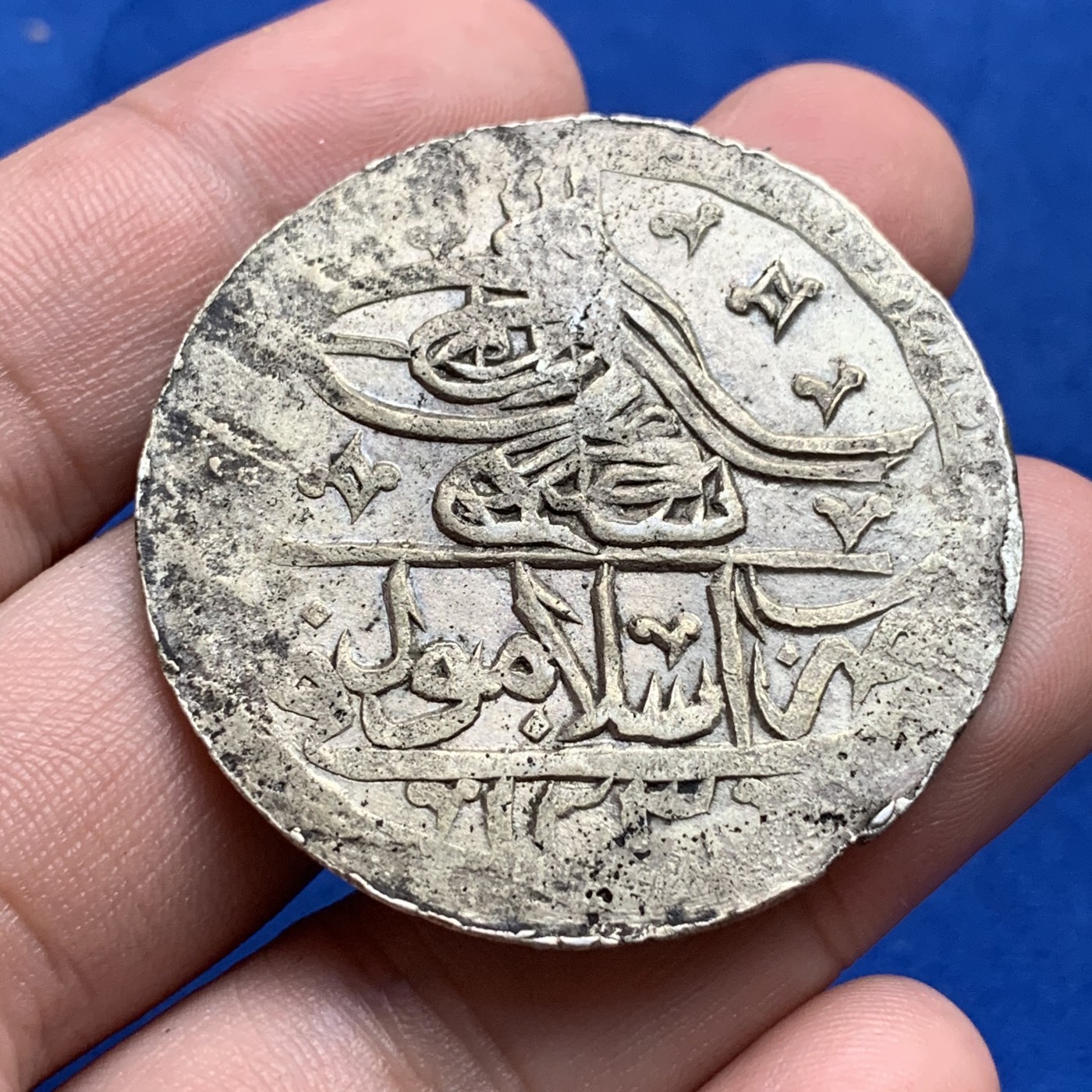 《竞宝斋》第190场-周日，周一 2场 (全场包邮) AH1203//15年土耳其奥斯曼帝国塞利姆三世Yuzluk=2.5库鲁什大银币 44毫米超过30克 文字和侧边锋利包浆均匀 几乎无流通痕迹 30.6g