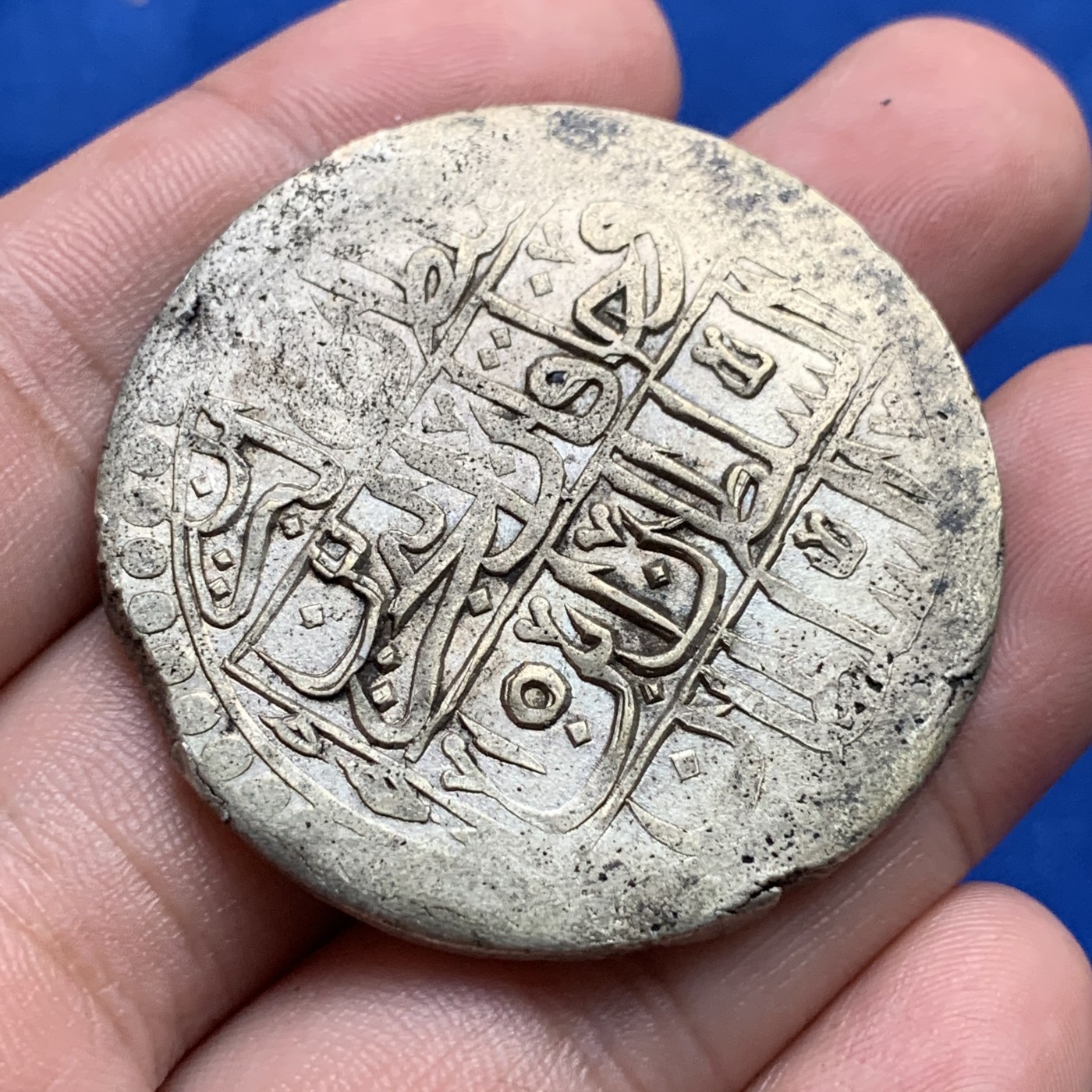 《竞宝斋》第190场-周日，周一 2场 (全场包邮) AH1203//15年土耳其奥斯曼帝国塞利姆三世Yuzluk=2.5库鲁什大银币 44毫米超过30克 文字和侧边锋利包浆均匀 几乎无流通痕迹 30.6g