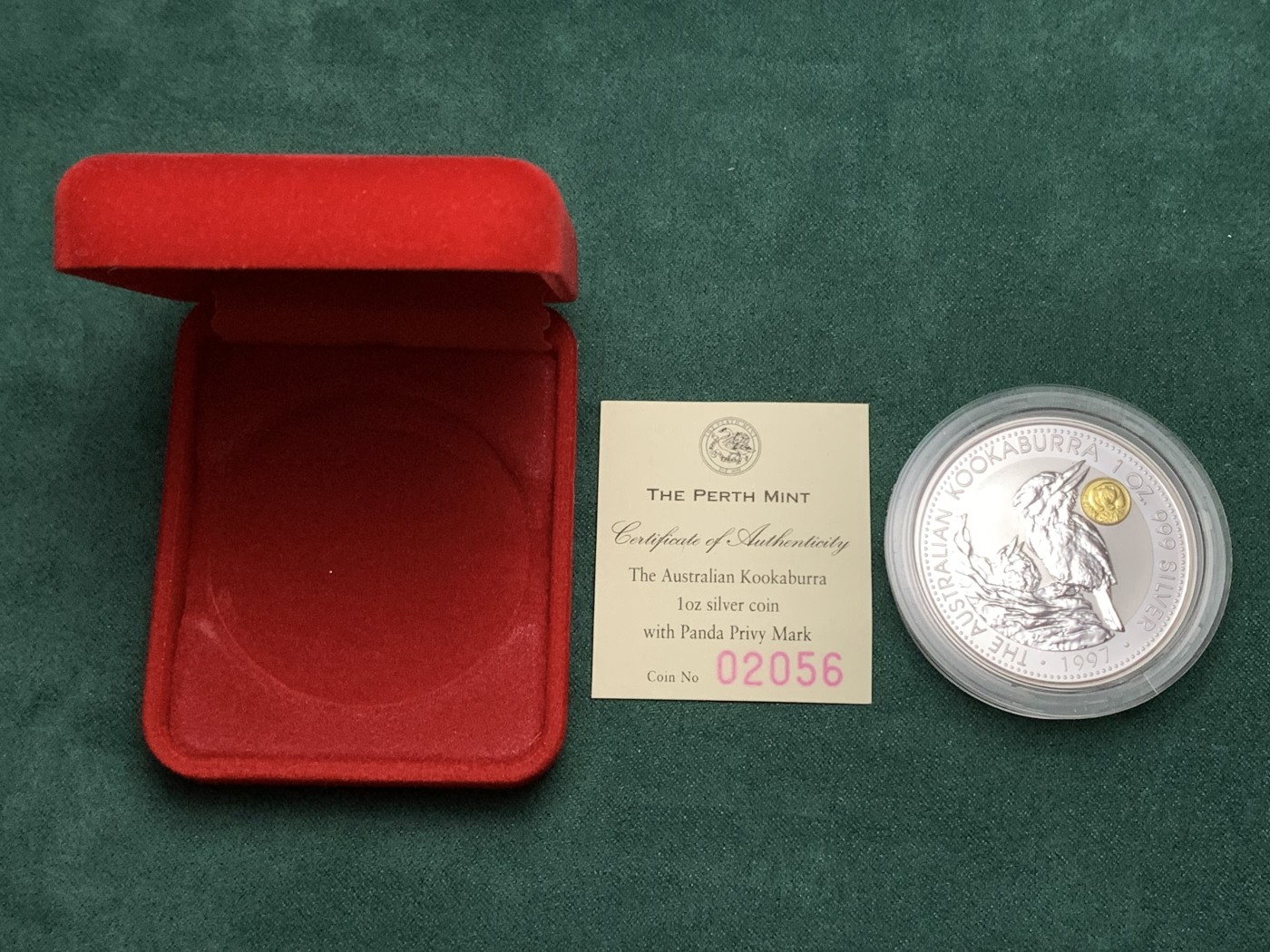 《竞宝斋》第190场-周日，周一 2场 (全场包邮) 澳大利亚 1997年 笑翠鸟 熊猫镶嵌银币 含纯银1盎司999银，金猫重0.5克黄金 （未查到确切资料）发行1.5万枚，为上海国际钱币展而发行 原盒带证书