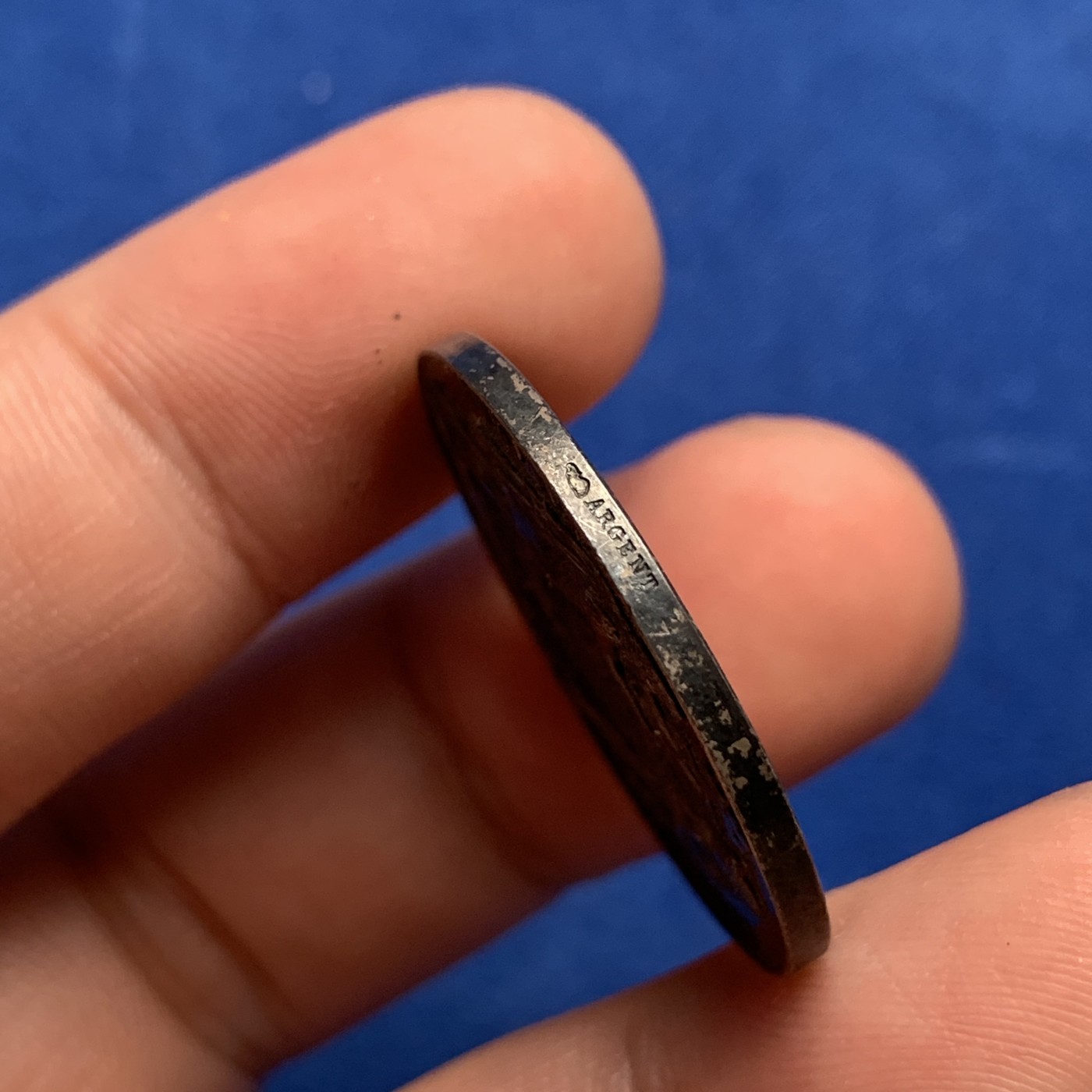 《竞宝斋》第190场-周日，周一 2场 (全场包邮) 法国 1845-1860年 银质婚章 11.9克 29mm 丰饶角边铭银标 均匀的黑色包浆 非常好的状态