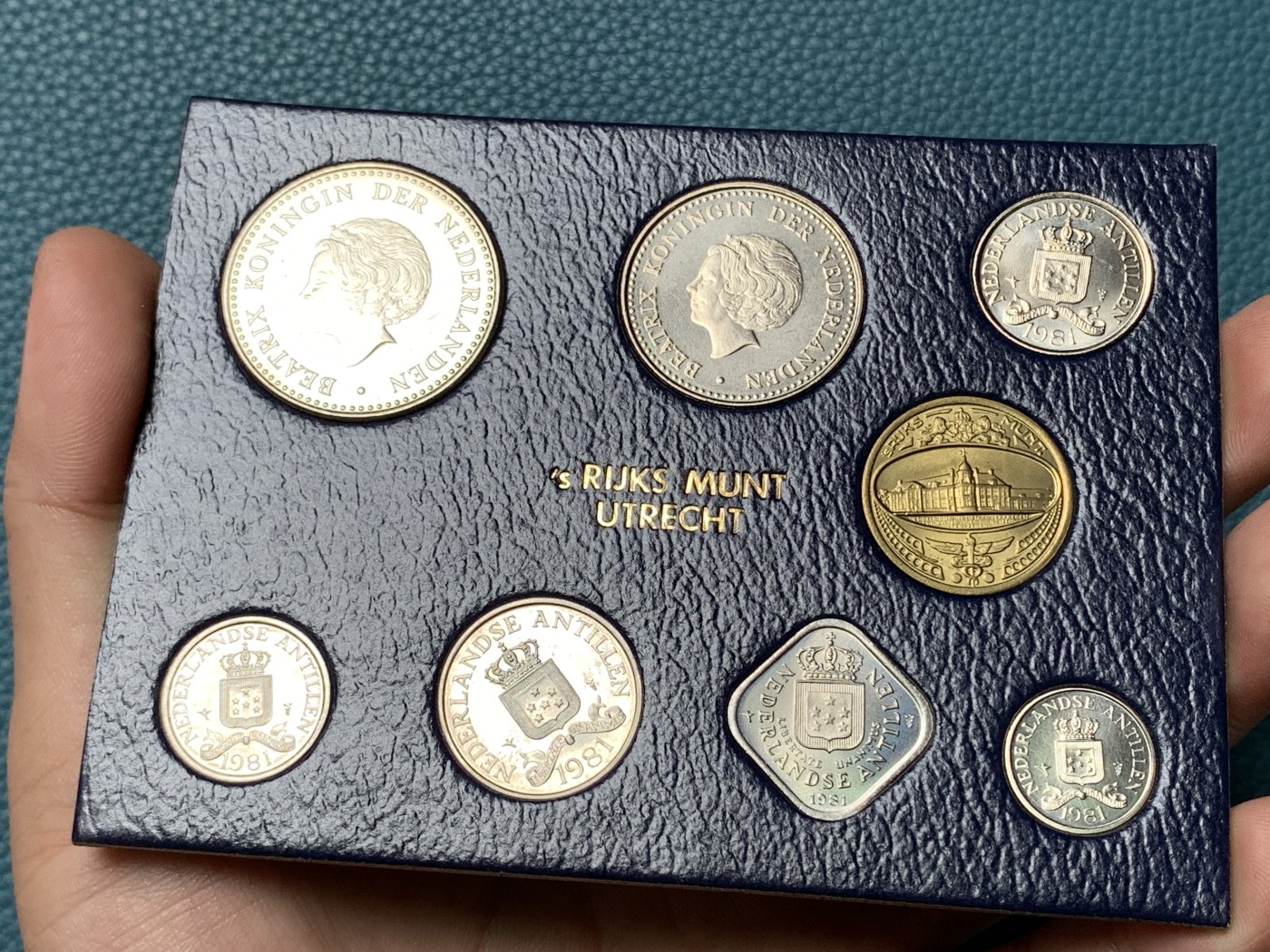 《竞宝斋》第190场-周日，周一 2场 (全场包邮) 荷属安地列斯1981年流通硬币7枚套旧版大型少见、1992和1997年流通硬币7枚套FDC品共三本