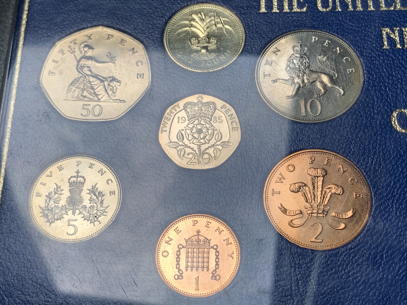 《竞宝斋》第190场-周日，周一 2场 (全场包邮) 英国1985、1987、1988年流通硬币7枚硬塑套装及卡册三本，各带不同版本1英镑