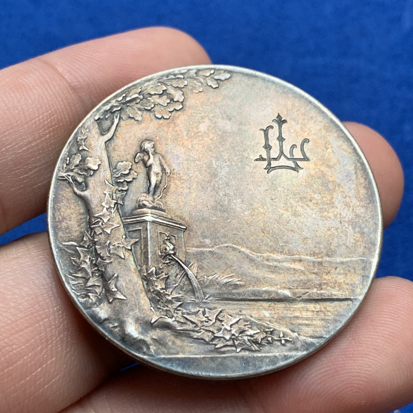 《竞宝斋》第190场-周日，周一 2场 (全场包邮) 1897年法国永恒的爱结婚纪念银章 名家罗蒂作品 经典传世黑色包浆 直径：41mm 重量：31.8gr 边铭：丰饶角+银标+结婚时间和信息