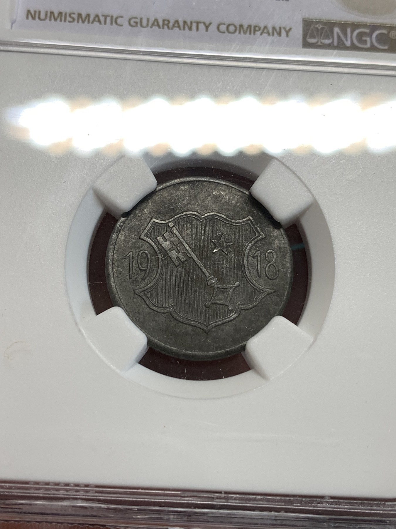 《竞宝斋》第190场-周日，周一 2场 (全场包邮) NGC-MS62 德国1918年德紧沃姆斯10芬尼铁币 两面深打原始包浆十分不易 仅见入盒