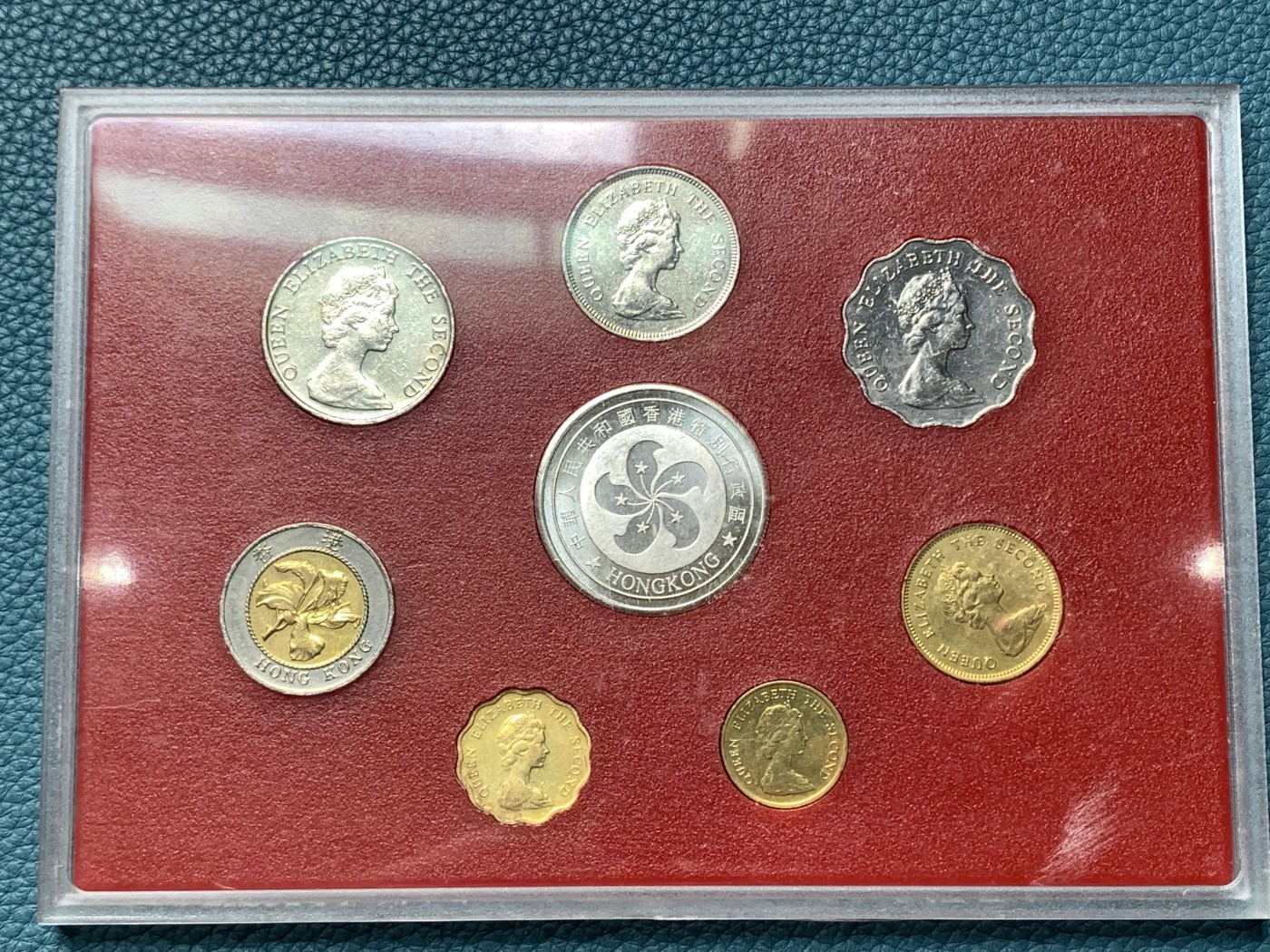 《竞宝斋》第190场-周日，周一 2场 (全场包邮) 中国纪念硬币4枚卡册 联合国成立50周年、第四次妇女大会、周恩来诞辰100周年1元及台湾朝天宫5元,香港1997年回归纪念英治流通币硬塑套装 朝天宫的册子不是康银阁的