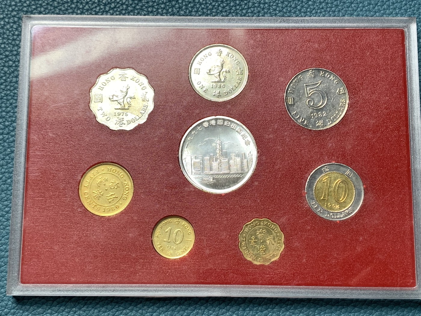 《竞宝斋》第190场-周日，周一 2场 (全场包邮) 中国纪念硬币4枚卡册 联合国成立50周年、第四次妇女大会、周恩来诞辰100周年1元及台湾朝天宫5元,香港1997年回归纪念英治流通币硬塑套装 朝天宫的册子不是康银阁的