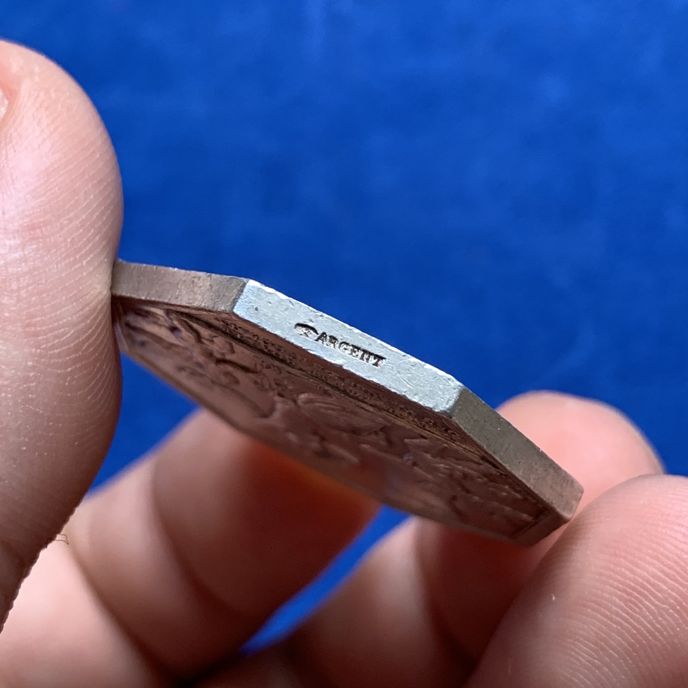 《竞宝斋》第190场-周日，周一 2场 (全场包邮) 法国经典魔镜八角银质代币    边铭：手指（1845-1860）＋银标  直径：32.2mm   重量：19.5g  早期品种