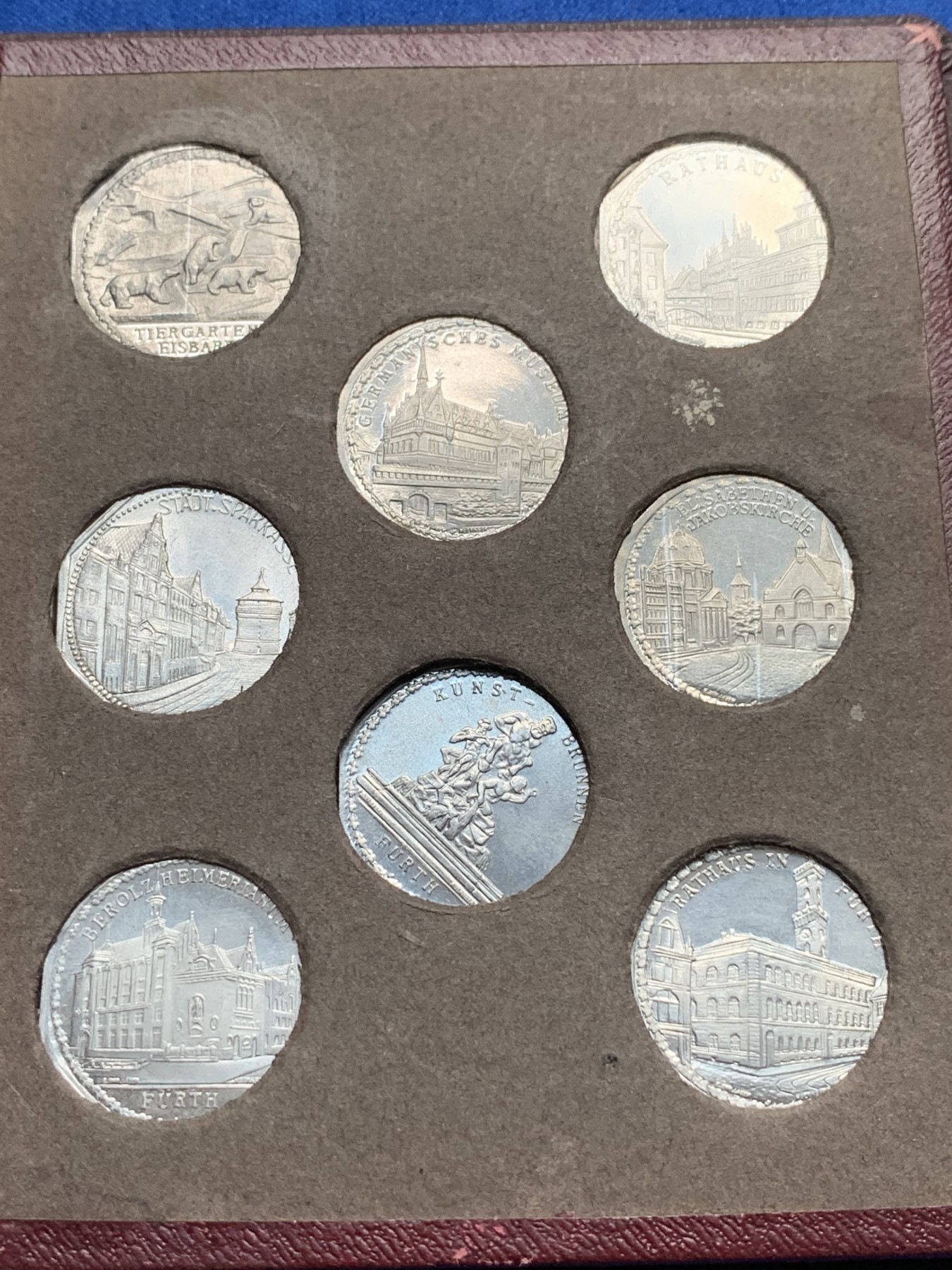 《竞宝斋》第190场-周日，周一 2场 (全场包邮) 德国紧急状态纽伦堡电车代用币大全套1921年德国纽伦堡有轨电车代用币大全套，45枚八角20芬妮铝币，城市景观，历史人物，翻页原皮盒装，完美品相，非常少见，市场上同品相单枚评级币价值不菲。