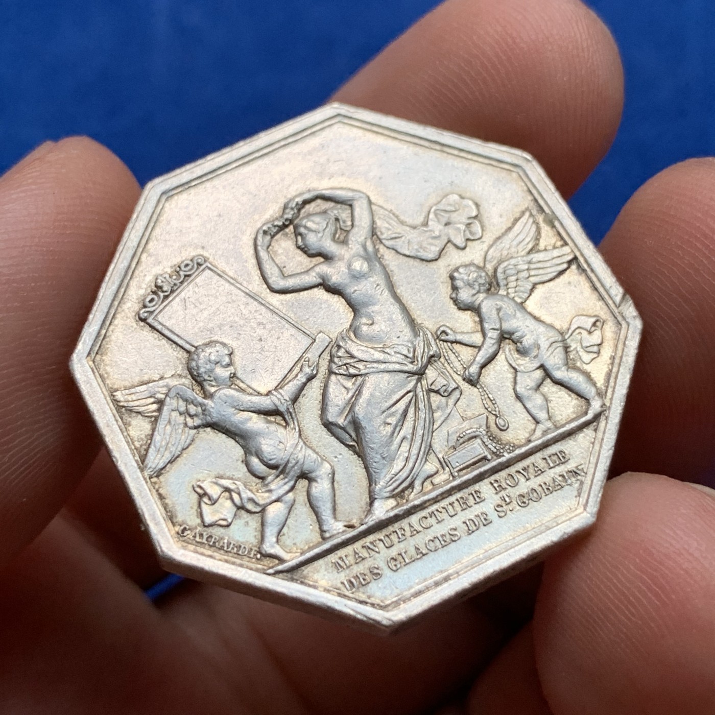 《竞宝斋》第190场-周日，周一 2场 (全场包邮) 法国经典魔镜八角银质代币    边铭：手指（1845-1860）＋银标  直径：32.2mm   重量：19.5g  早期品种