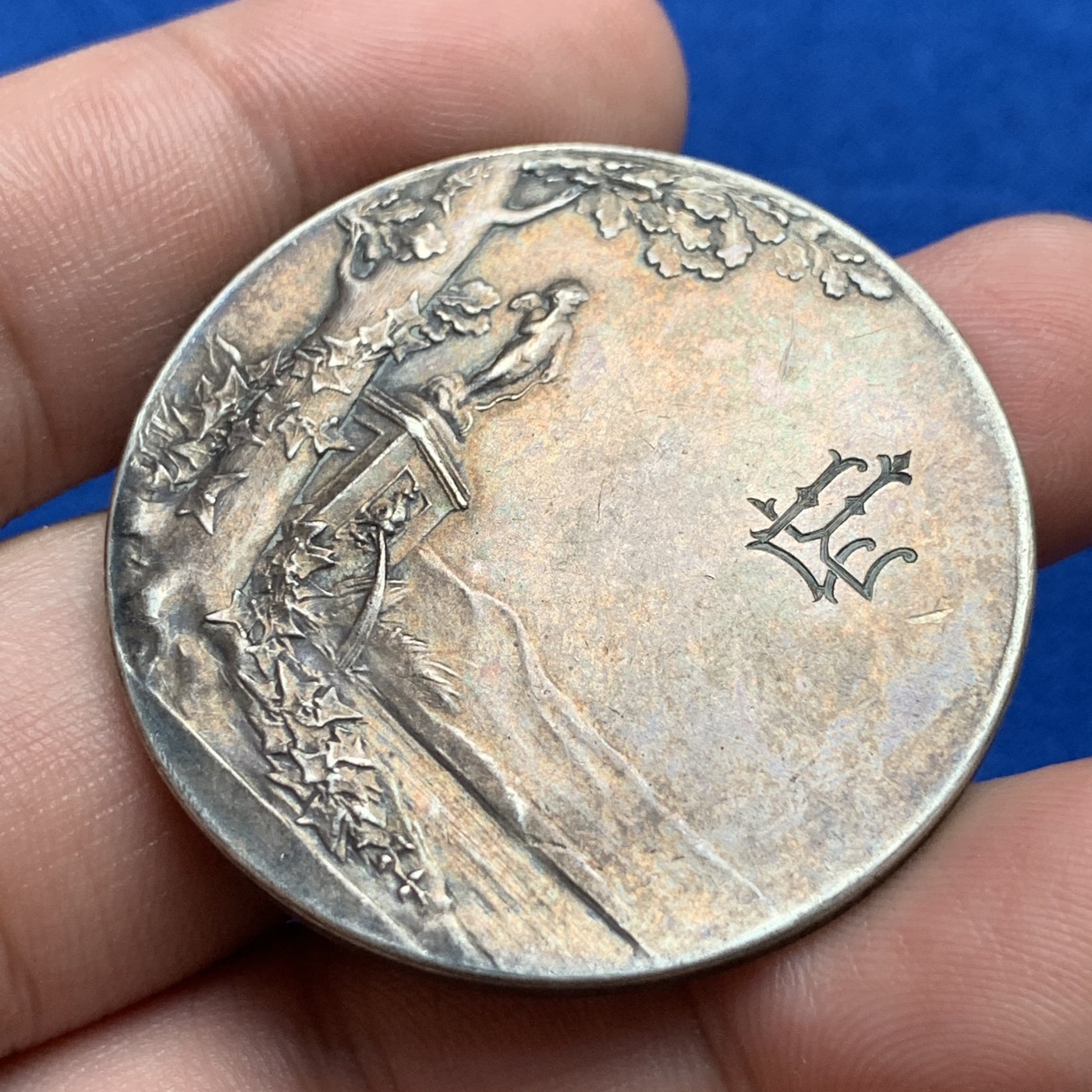 《竞宝斋》第190场-周日，周一 2场 (全场包邮) 1897年法国永恒的爱结婚纪念银章 名家罗蒂作品 经典传世黑色包浆 直径：41mm 重量：31.8gr 边铭：丰饶角+银标+结婚时间和信息